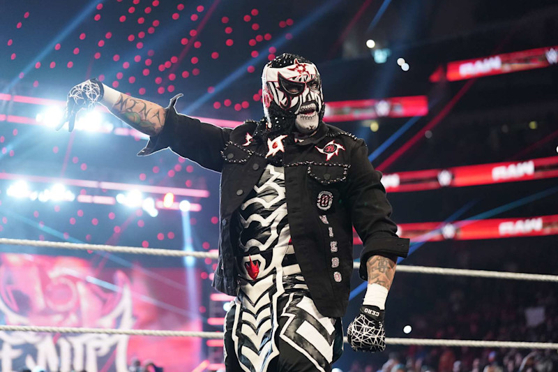 DALLAS, TEXAS - 20 DE ENERO: Penta hace su entrada durante WWE RAW en el American Airlines Center el 20 de enero de 2025 en Dallas, Texas. (Foto de WWE/Getty Images)