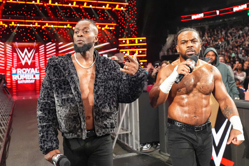 ATLANTA, GEORGIA - 27 DE ENERO: Kofi Kingston y Xavier Woods se dirigen al ring durante WWE Monday Night RAW en State Farm Arena el 27 de enero de 2025 en Atlanta, Georgia. (Foto de WWE/Getty Images)