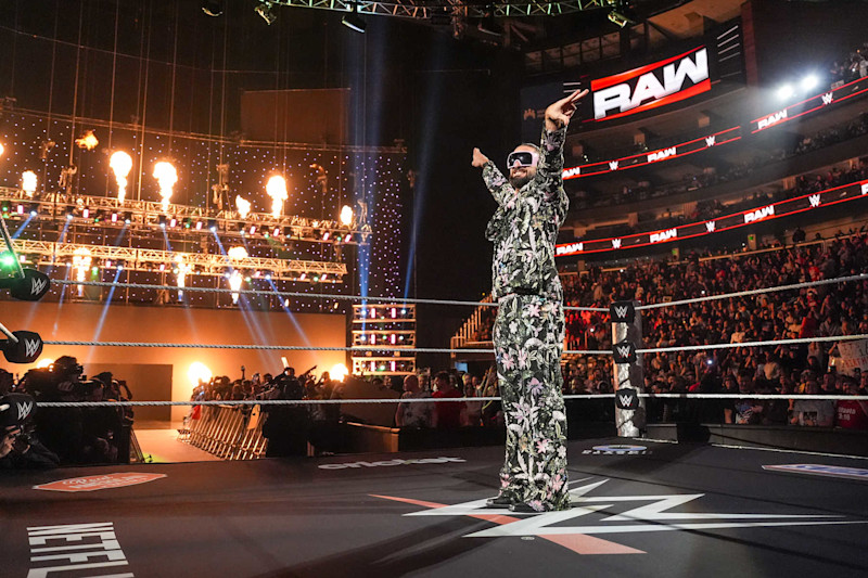 ATLANTA, GEORGIA - 27 DE ENERO: Seth Rollins sube al ring durante WWE Monday Night RAW en State Farm Arena el 27 de enero de 2025 en Atlanta, Georgia. (Foto de WWE/Getty Images)