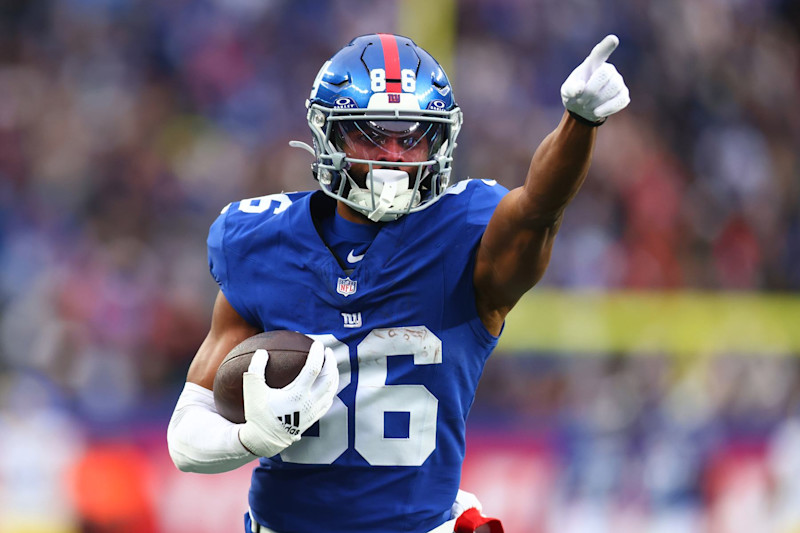 EAST RUTHERFORD, NEW JERSEY - DECEMBER 31: Darius Slayton #86 of the New York Giants catches a touchdown pass against the Los Angeles Rams at MetLife Stadium on December 31, 2023 in East Rutherford, New Jersey. Los Angeles Rams defeated the New York Giants 26-25. (Photo by Mike Stobe/Getty Images)