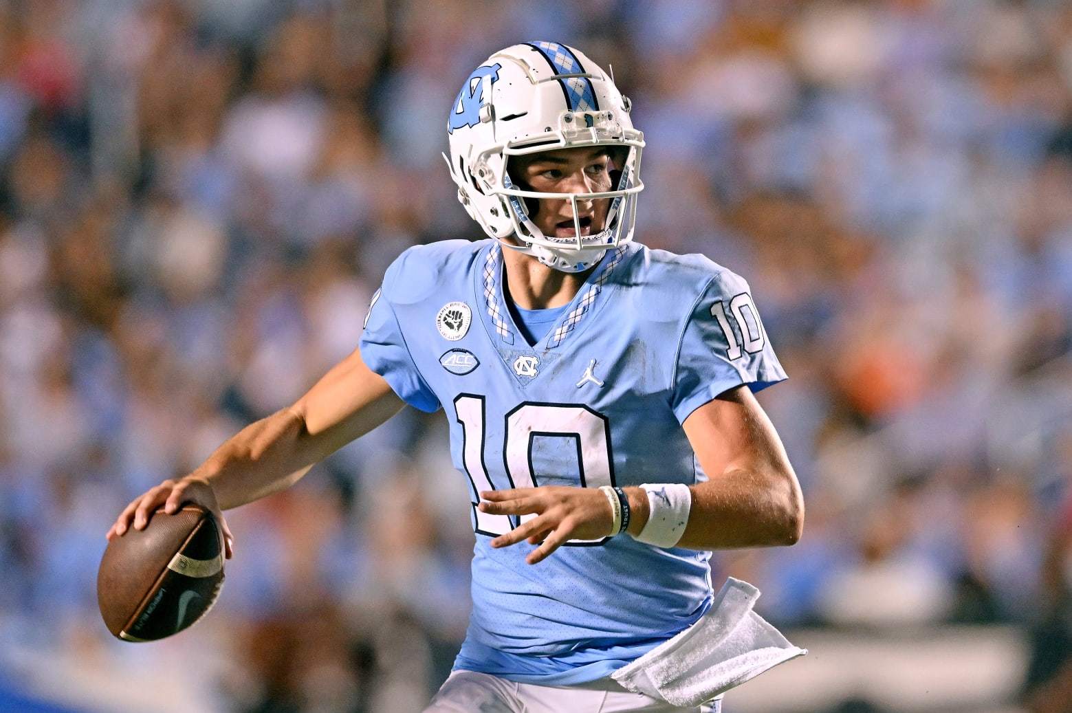 CHAPEL HILL, NORTH CAROLINA - AUGUST 27: Drake Maye #10 of the North Carolina Tar Heels rolls out against the Florida A&M Rattlers during the first half of their game at Kenan Memorial Stadium on August 27, 2022 in Chapel Hill, North Carolina. (Photo by Grant Halverson/Getty Images)