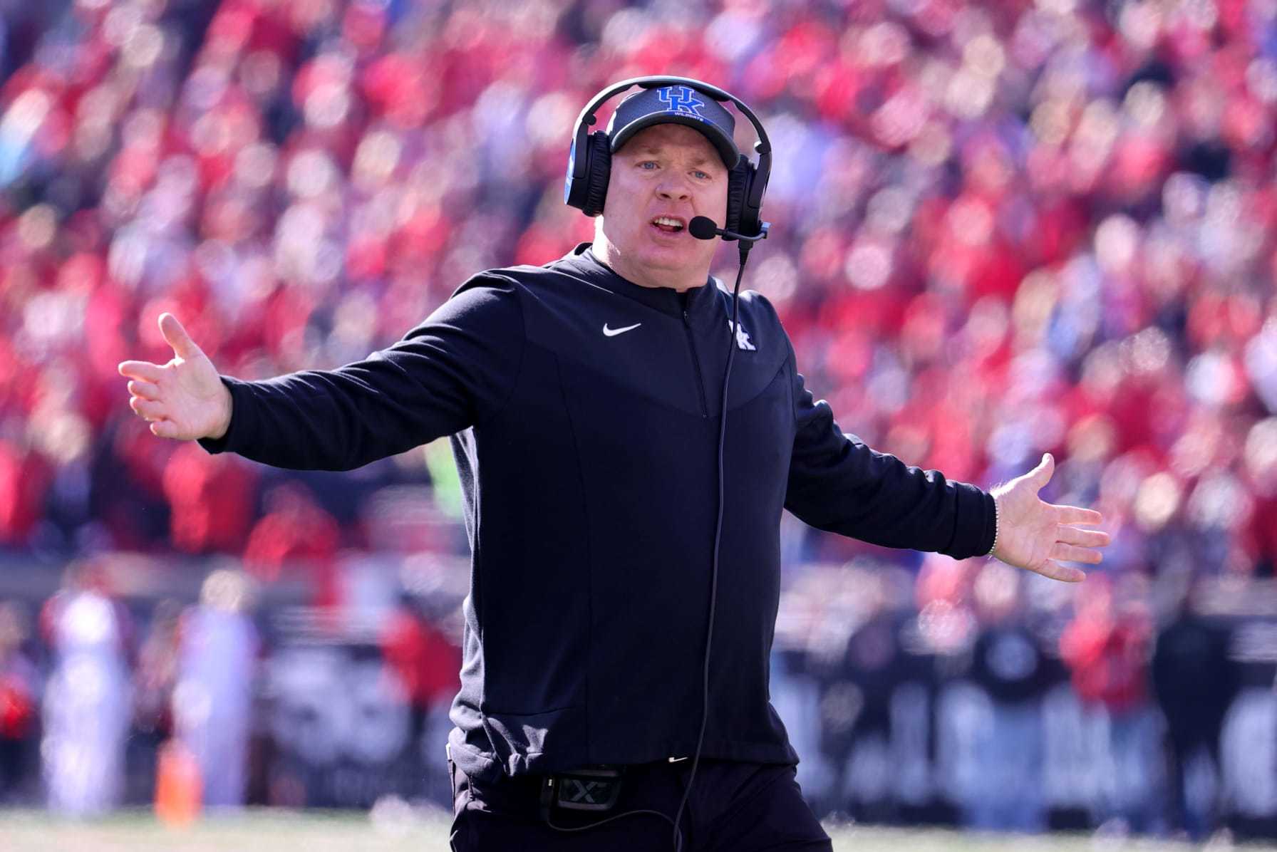 LOUISVILLE, KY - NOVEMBER 25: Kentucky Wildcats head coach Mark Stoops on the sideline during the first quarter of the college football game between the Kentucky Wildcats and Louisville Cardinals on November 25, 2023, at L&N Federal Credit Union Stadium in Louisville, KY. (Photo by Frank Jansky/Icon Sportswire via Getty Images)