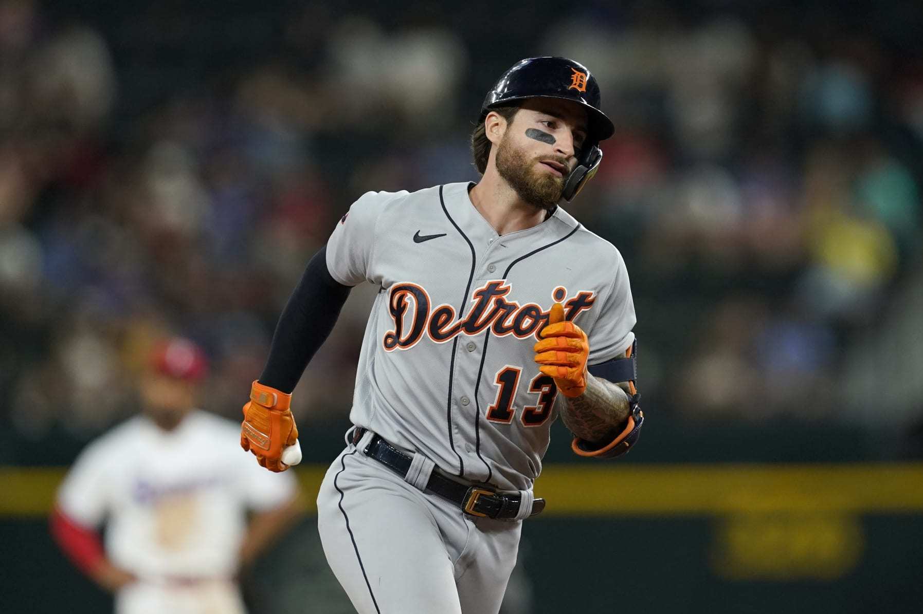 Tigers' C.J. Cron helped off field after knee injury 