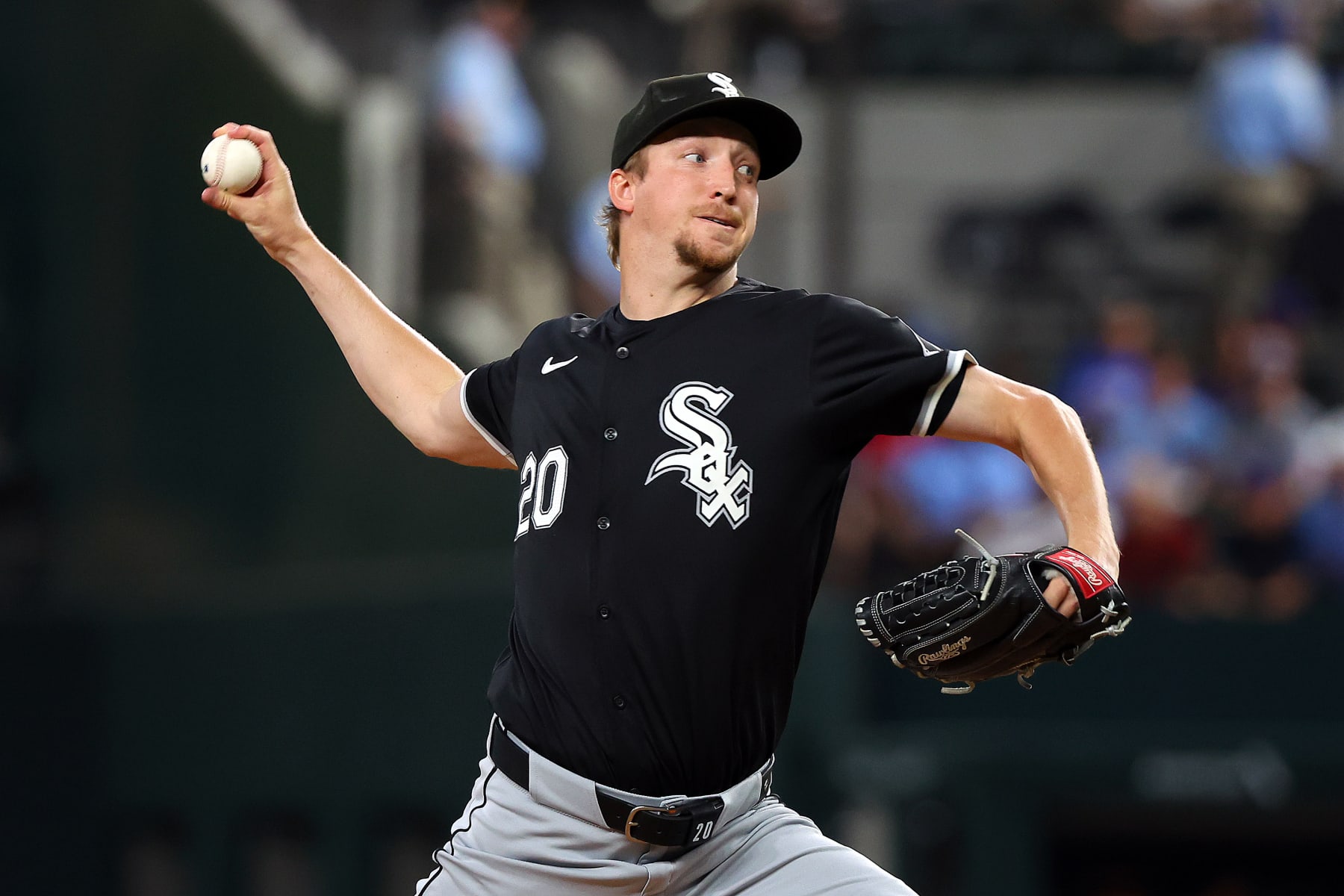 ARLINGTON, TEXAS - JULY 22: Erick Fedde #20 of the Chicago White Sox pitches in the first inning against the Texas Rangers at Globe Life Field on July 22, 2024 in Arlington, Texas. (Photo by Richard Rodriguez/Getty Images)