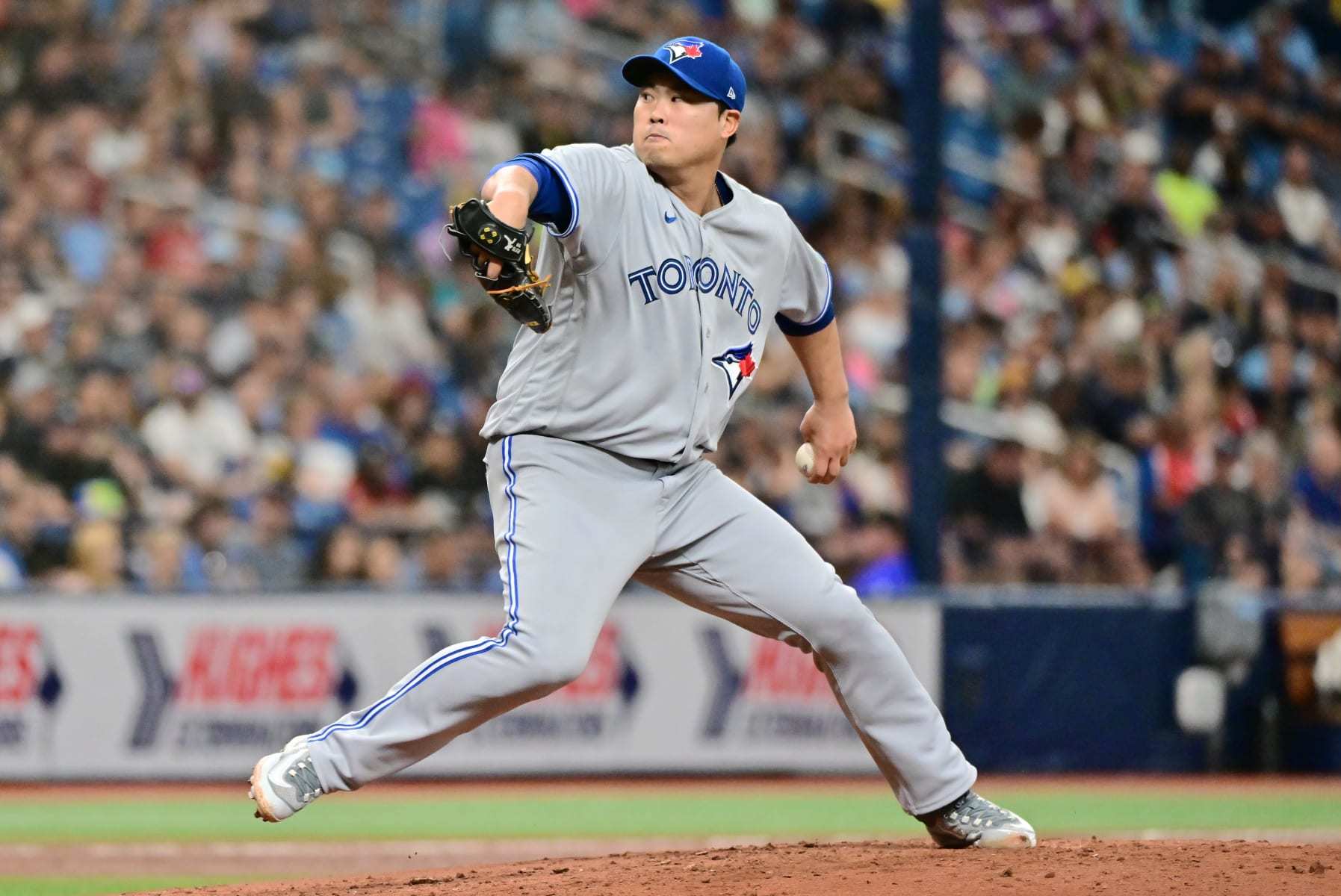 ST PETERSBURG, FLORIDA - SEPTEMBER 23: Hyun Jin Ryu #99 of the Toronto Blue Jays delivers a pitch to the Tampa Bay Rays in the second inning at Tropicana Field on September 23, 2023 in St Petersburg, Florida. (Photo by Julio Aguilar/Getty Images)