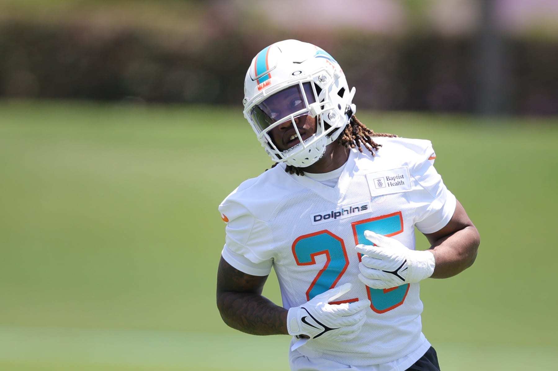 MIAMI GARDENS, FLORIDA - MAY 10: Jaylen Wright #25 of the Miami Dolphins participates in rookie minicamp on May 10, 2024 in Miami Gardens, Florida. (Photo by Carmen Mandato/Getty Images)