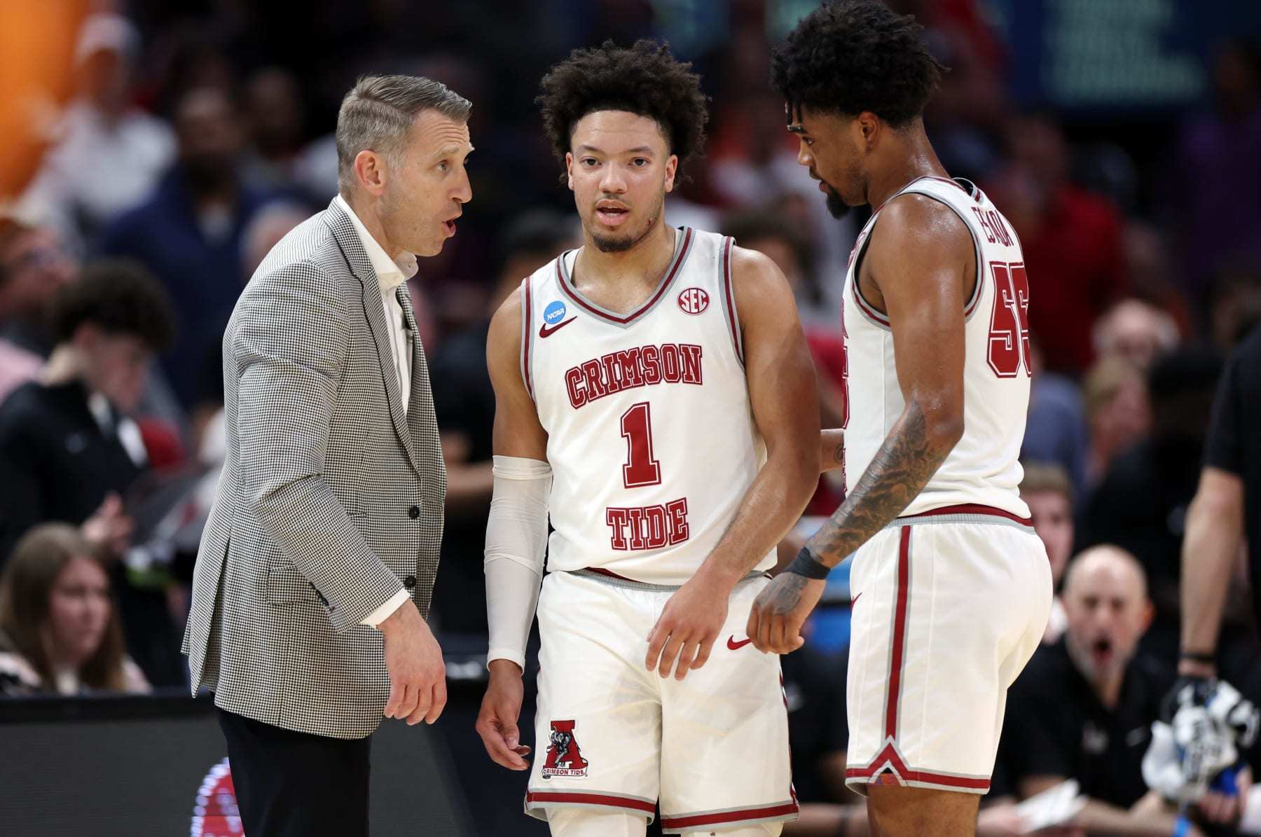 LOS ANGELES, CALIFORNIA - MARCH 30: Head coach Nate Oats of the Alabama Crimson Tide talks with Mark Sears #1 and Aaron Estrada #55 during the first half against the Clemson Tigers in the Elite 8 round of the NCAA Men's Basketball Tournament at Crypto.com Arena on March 30, 2024 in Los Angeles, California. (Photo by Harry How/Getty Images)