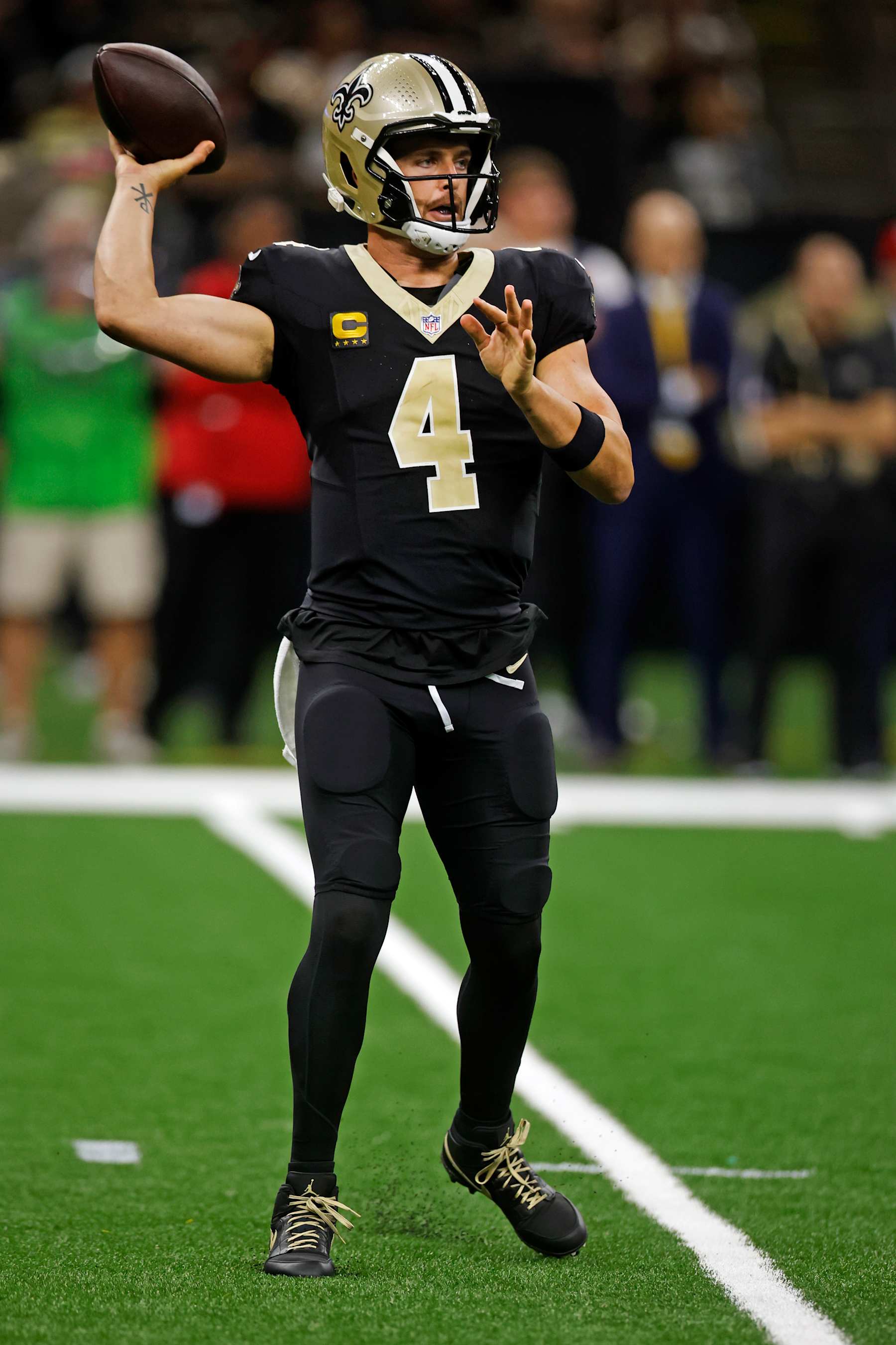 NEW ORLEANS, LOUISIANA - SEPTEMBER 08: Derek Carr #4 of the New Orleans Saints attempts a pass during the first quarter against the Carolina Panthers at Caesars Superdome on September 08, 2024 in New Orleans, Louisiana. (Photo by Chris Graythen/Getty Images)