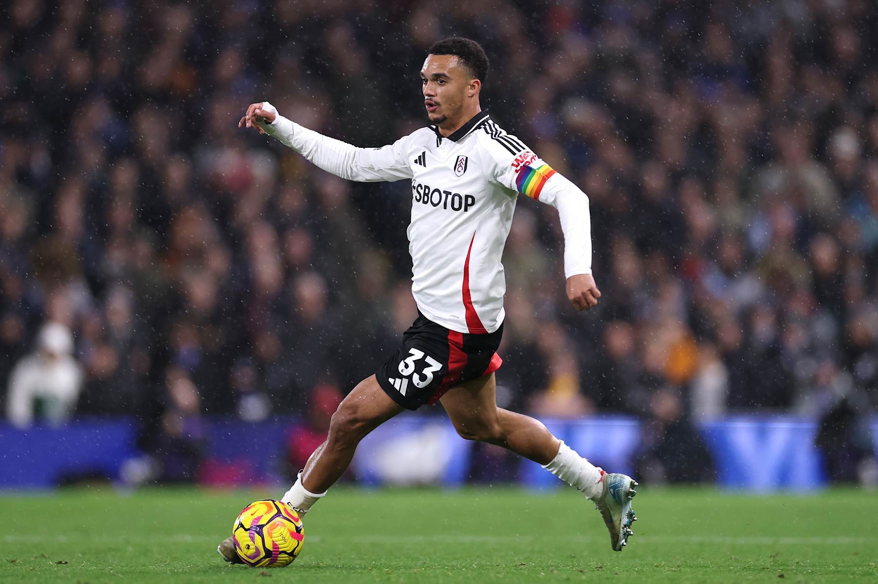 LONDON, ENGLAND - DECEMBER 05: Antonee Robinson of Fulham controls the ball udring the Premier League match between Fulham FC and Brighton & Hove Albion FC at Craven Cottage on December 05, 2024 in London, England. (Photo by Ryan Pierse/Getty Images)
