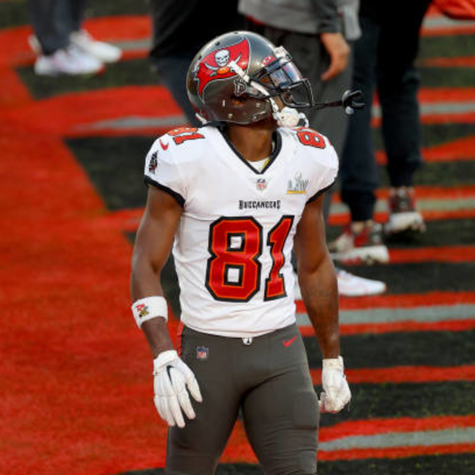 Antonio Brown Comments on Buccaneers' IG Post amid Contract Talks