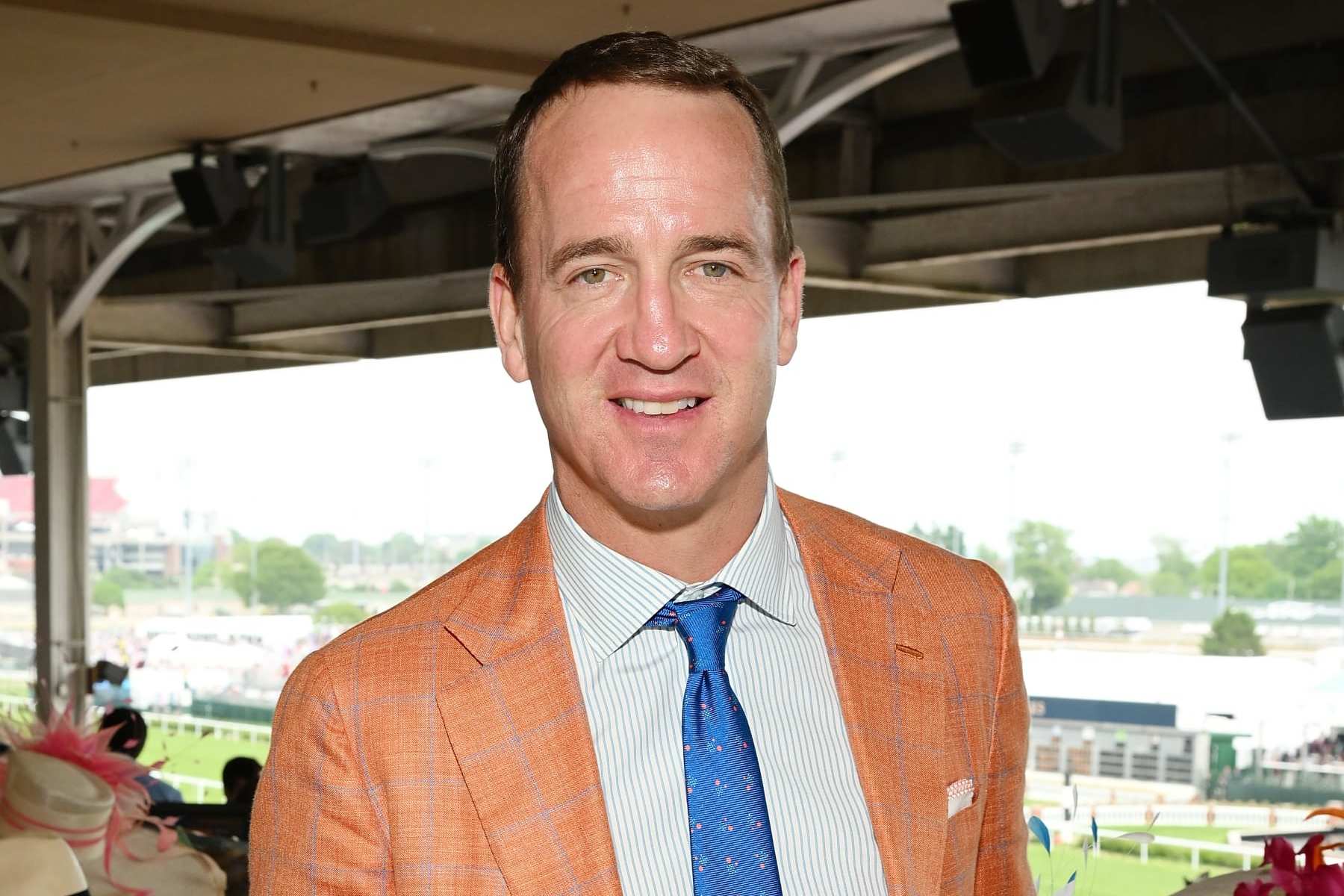 Peyton Manning MegaCast: Announcing job gives him weekend with family