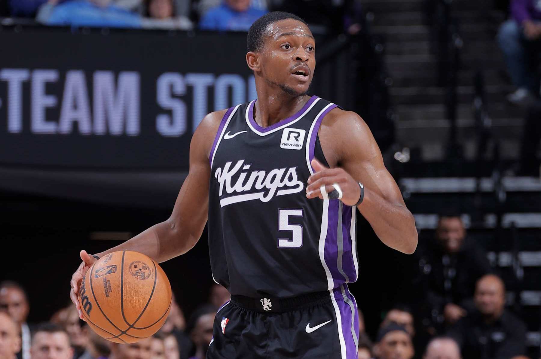 SACRAMENTO, CA - DECEMBER 16: De'Aaron Fox #5 of the Sacramento Kings dribbles the ball during the game against the Denver Nuggets on December 16, 2024 at Golden 1 Center in Sacramento, California. NOTE TO USER: User expressly acknowledges and agrees that, by downloading and or using this Photograph, user is consenting to the terms and conditions of the Getty Images License Agreement. Mandatory Copyright Notice: Copyright 2024 NBAE (Photo by Rocky Widner/NBAE via Getty Images)