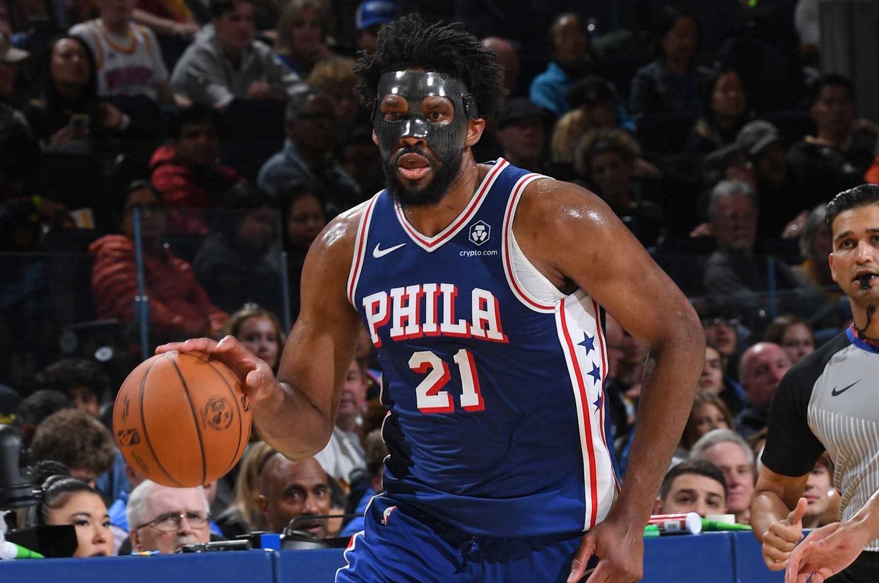 SAN FRANCISCO, CA - JANUARY 2:  Joel Embiid #21 of the Philadelphia 76ers dribbles the ball during the game against the Golden State Warriors on January 2, 2025 at Chase Center in San Francisco, California. NOTE TO USER: User expressly acknowledges and agrees that, by downloading and or using this photograph, user is consenting to the terms and conditions of Getty Images License Agreement. Mandatory Copyright Notice: Copyright 2025 NBAE (Photo by Noah Graham/NBAE via Getty Images)