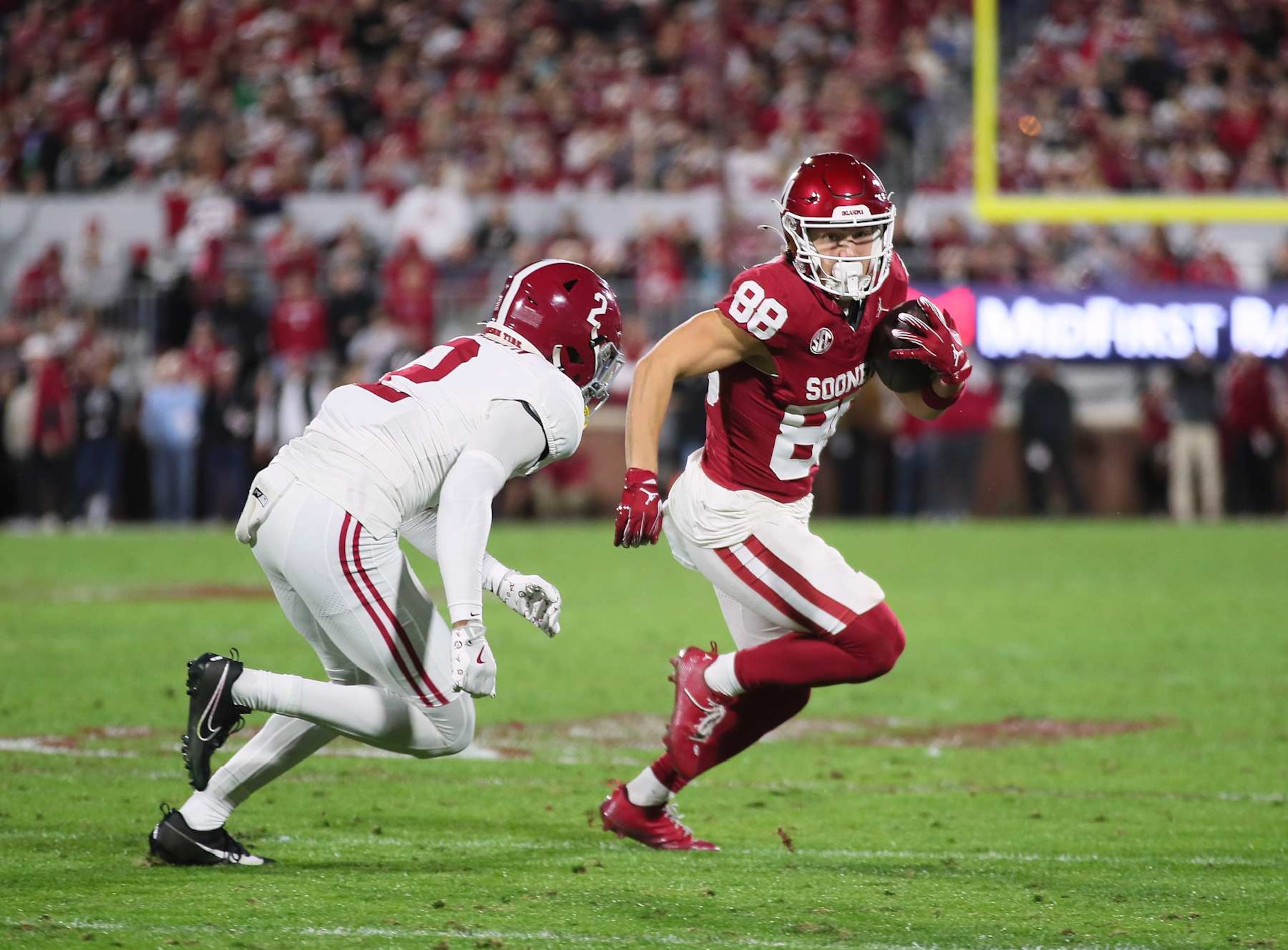 NORMAN, OK - NOVEMBER 23:Oklahoma Sooners WR Jacob Jordan (88) running around the end during a game between the Oklahoma Sooners and the Alabama Crimson Tide at Gaylord Memorial Stadium in Norman, Oklahoma on November 23, 2024. (Photo by David Stacy/Icon Sportswire via Getty Images)