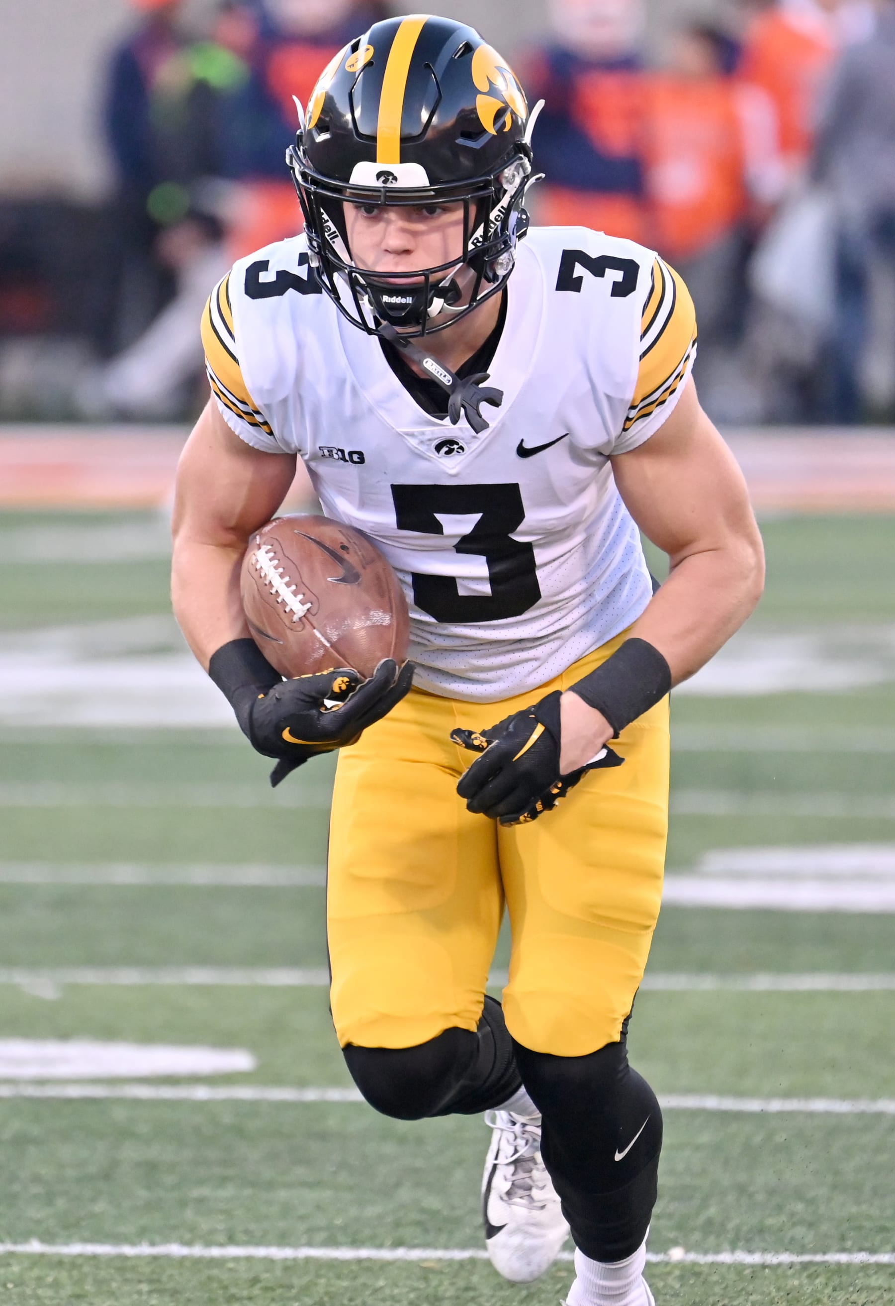 Iowa Football'S Dynamic Duo: Moss And Dejean Dominate - qd4zlhp