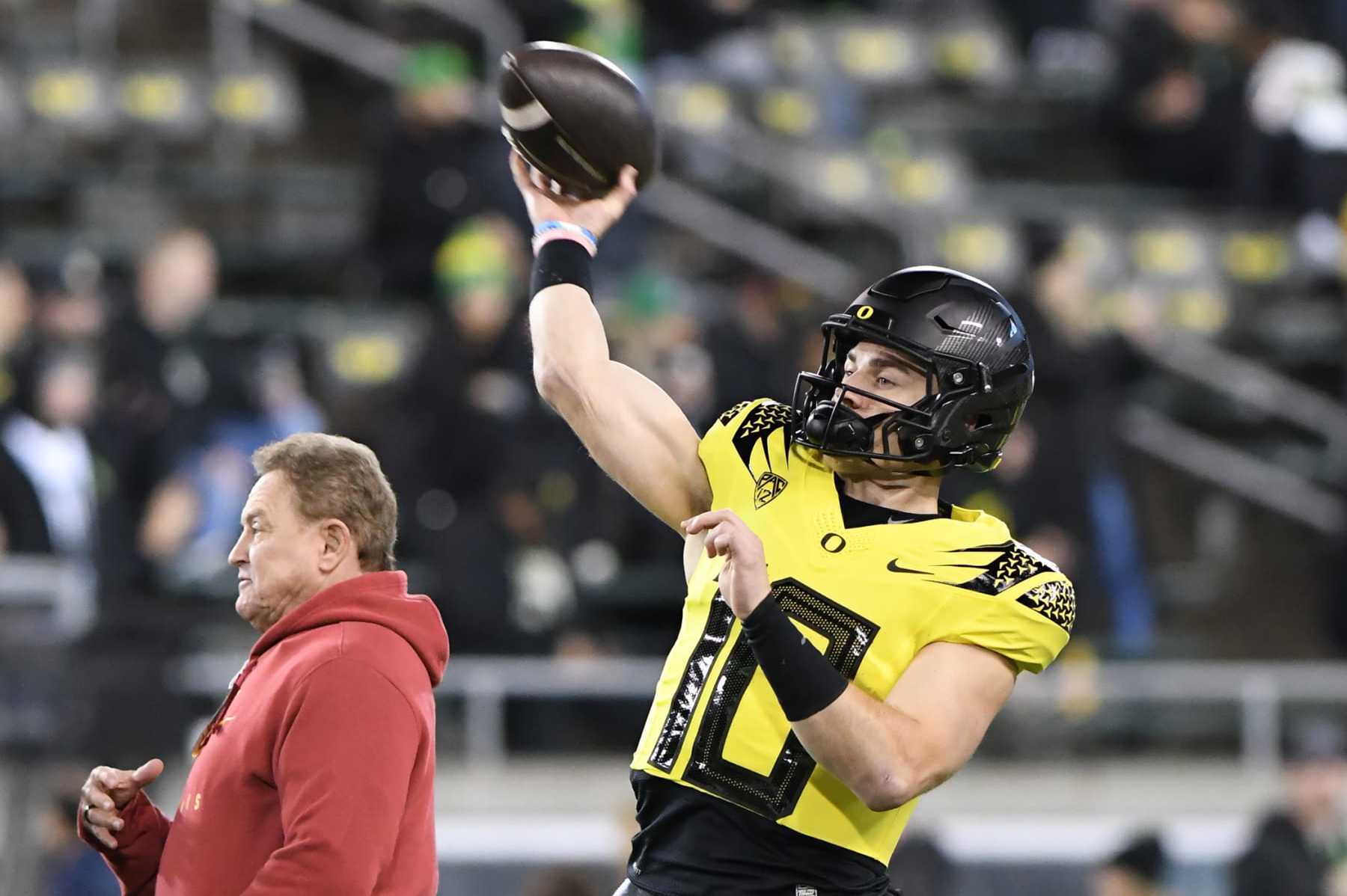 EUGENE, OR - NOVEMBER 11: Oregon Ducks quarterback Bo Nix (10) warms up prior to the start of the game during a college football game between the Oregon Ducks and USC Trojans on November 11, 2023, at Autzen Stadium in Eugene, Oregon.(Photo by Brian Murphy/Icon Sportswire via Getty Images)