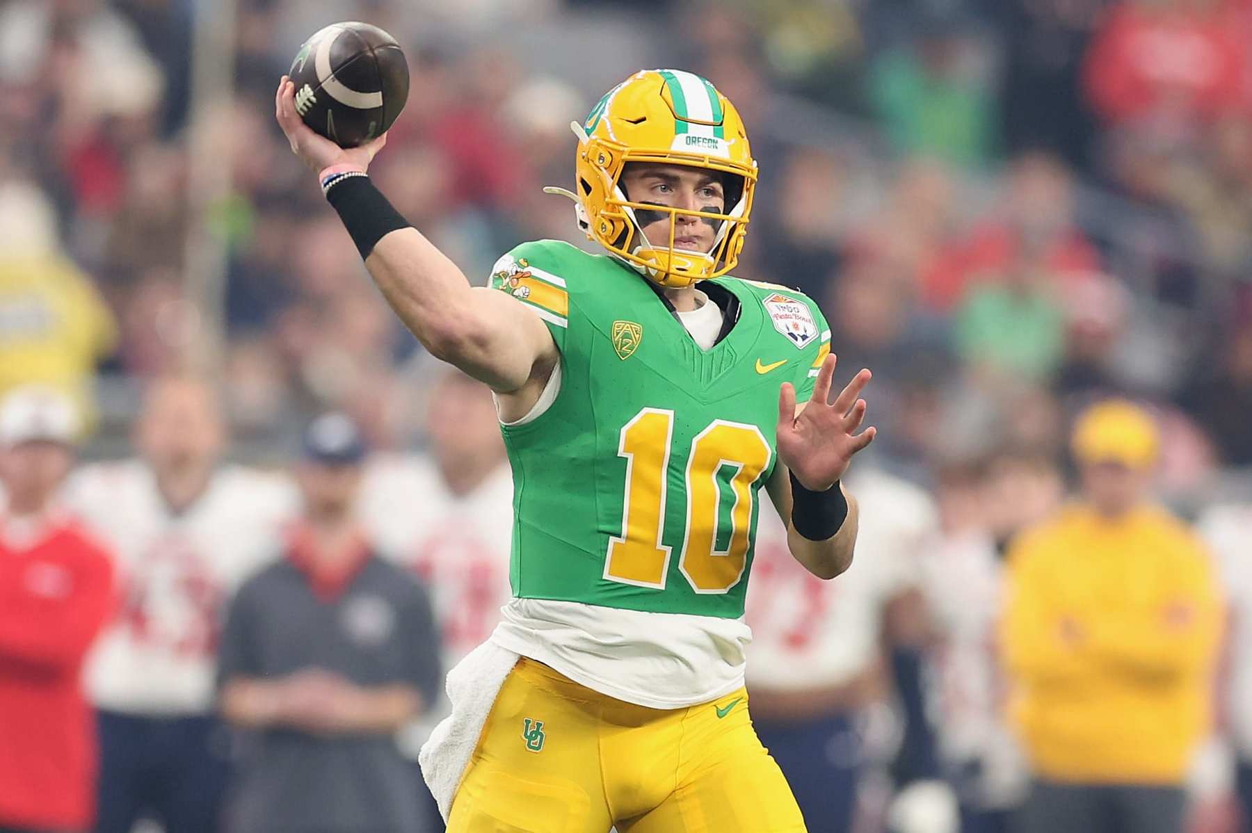 GLENDALE, ARIZONA - JANUARY 01: Quarterback Bo Nix #10 of the Oregon Ducks throws a pass during the first half of the Fiesta Bowl against the Liberty Flames at State Farm Stadium on January 01, 2024 in Glendale, Arizona. (Photo by Christian Petersen/Getty Images)