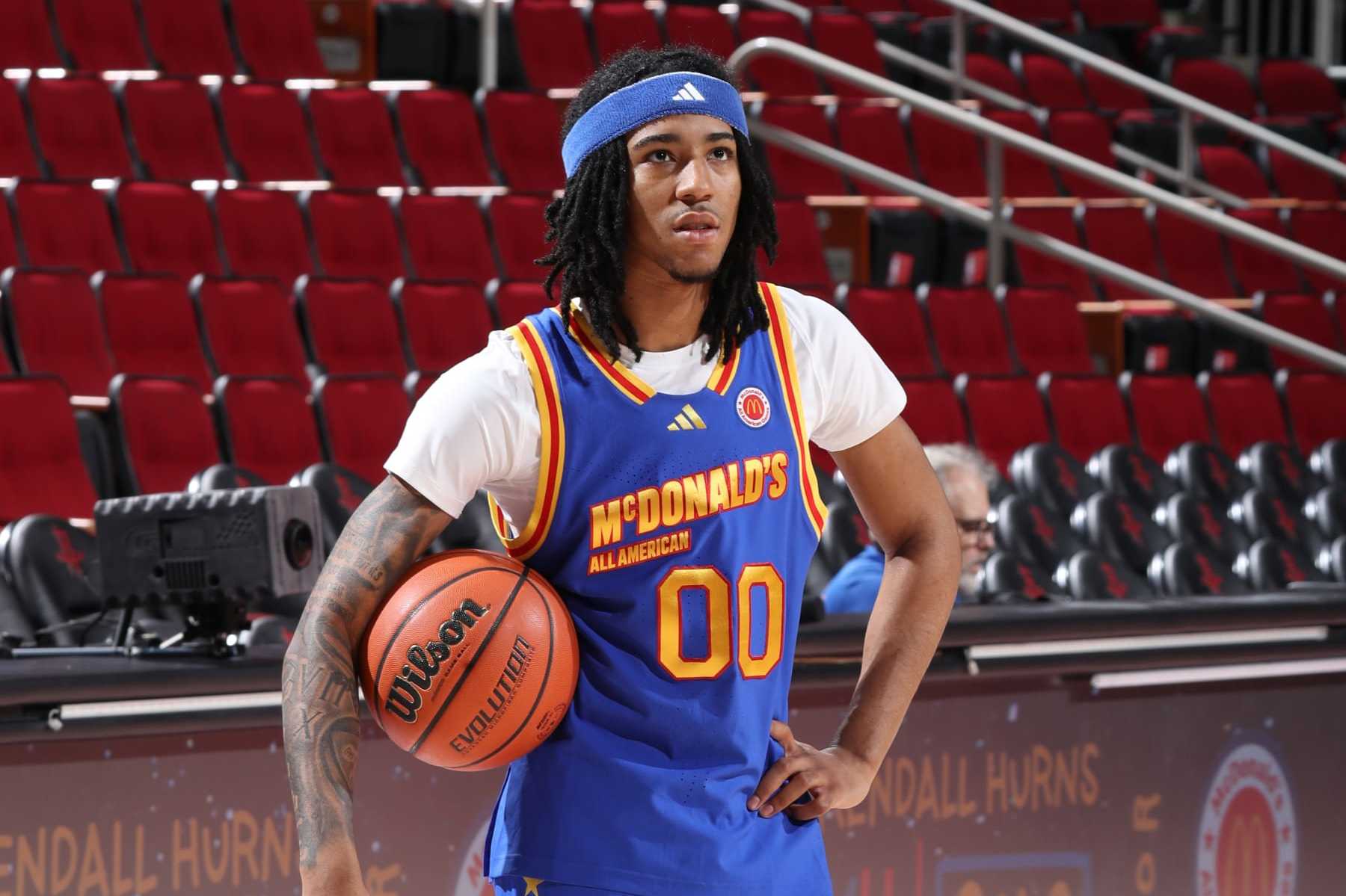 HOUSTON, TX - APRIL 02: McDonalds All  American East guard Boogie Fland (00) warms up before the 2024 McDonald's All American Boys Game on April 2, 2024 at the Toyota Center in Houston, Texas. (Photo by Brian Spurlock/Icon Sportswire via Getty Images)