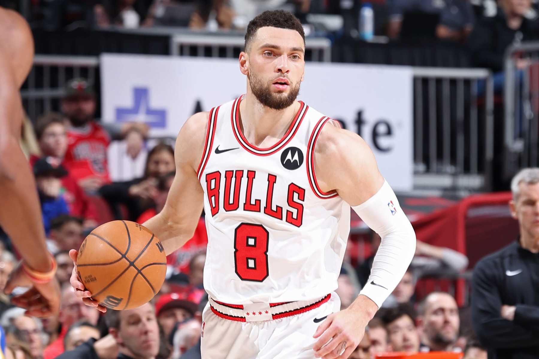 CHICAGO, IL - JANUARY 12: Zach LaVine #8 of the Chicago Bulls brings the ball up court during the game against the Golden State Warriors on January 12, 2024 at United Center in Chicago, Illinois. NOTE TO USER: User expressly acknowledges and agrees that, by downloading and or using this photograph, User is consenting to the terms and conditions of the Getty Images License Agreement. Mandatory Copyright Notice: Copyright 2024 NBAE (Photo by Jeff Haynes/NBAE via Getty Images)
