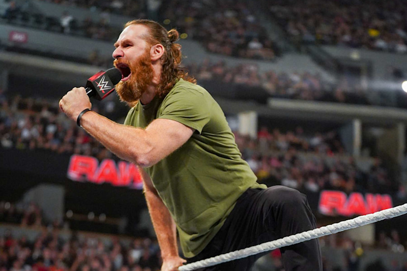 DENVER, COLORADO - 2 DE SEPTIEMBRE: Sami Zayn reta al Campeón Mundial de Peso Pesado, GUNTHER durante Monday Night RAW en Ball Arena el 2 de septiembre de 2024 en Denver, Colorado. (Foto de WWE/Getty Images)