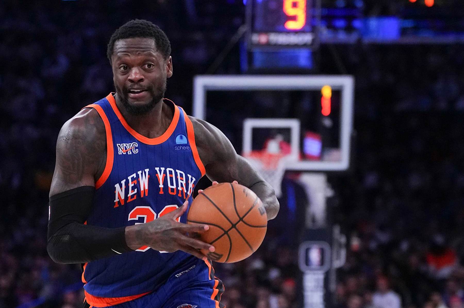 NEW YORK, NEW YORK - JANUARY 27: Julius Randle #30 of the New York Knicks controls the ball against the Miami Heat at Madison Square Garden on January 27, 2024 in New York City. NOTE TO USER: User expressly acknowledges and agrees that, by downloading and or using this photograph, User is consenting to the terms and conditions of the Getty Images License Agreement. (Photo by Mitchell Leff/Getty Images)