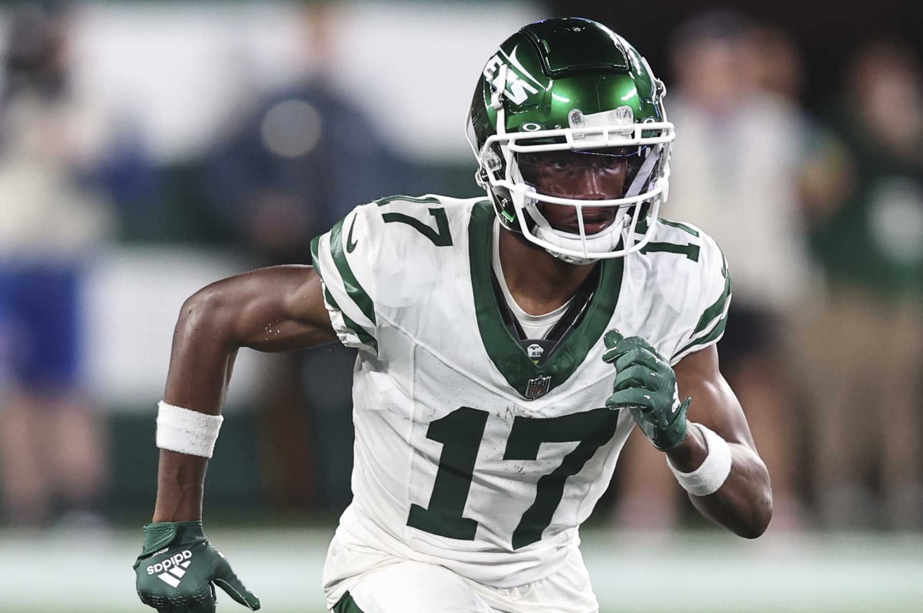 EAST RUTHERFORD, NEW JERSEY - SEPTEMBER 11: Garrett Wilson #17 of the New York Jets runs a route during a game between the New York Jets and the Buffalo Bills at MetLife Stadium on September 11, 2023 in East Rutherford, New Jersey. (Photo by Michael Owens/Getty Images)