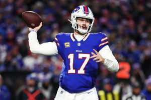 Bills' Josh Allen Doesn't Expect to Have Surgery for Shoulder Injury During Offseason