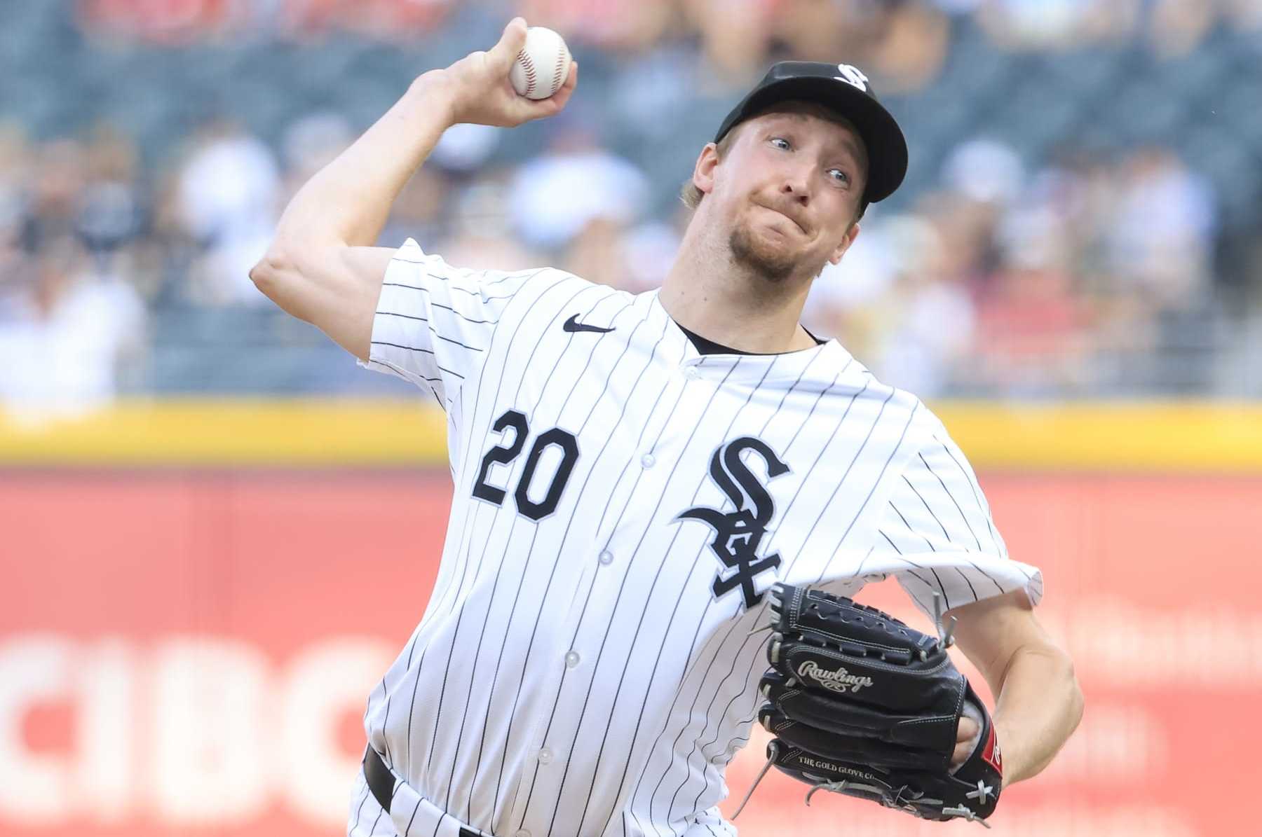CHICAGO, ILLINOIS - JULY 27: Erick Fedde #20 of the Chicago White Sox throws a pitch during the second inning against the Seattle Mariners at Guaranteed Rate Field on July 27, 2024 in Chicago, Illinois. (Photo by Justin Casterline/Getty Images)
