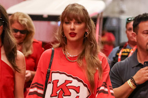 Photo: Taylor Swift Bakes 'Victory Pop Tarts' for Chiefs Players After Panthers Game