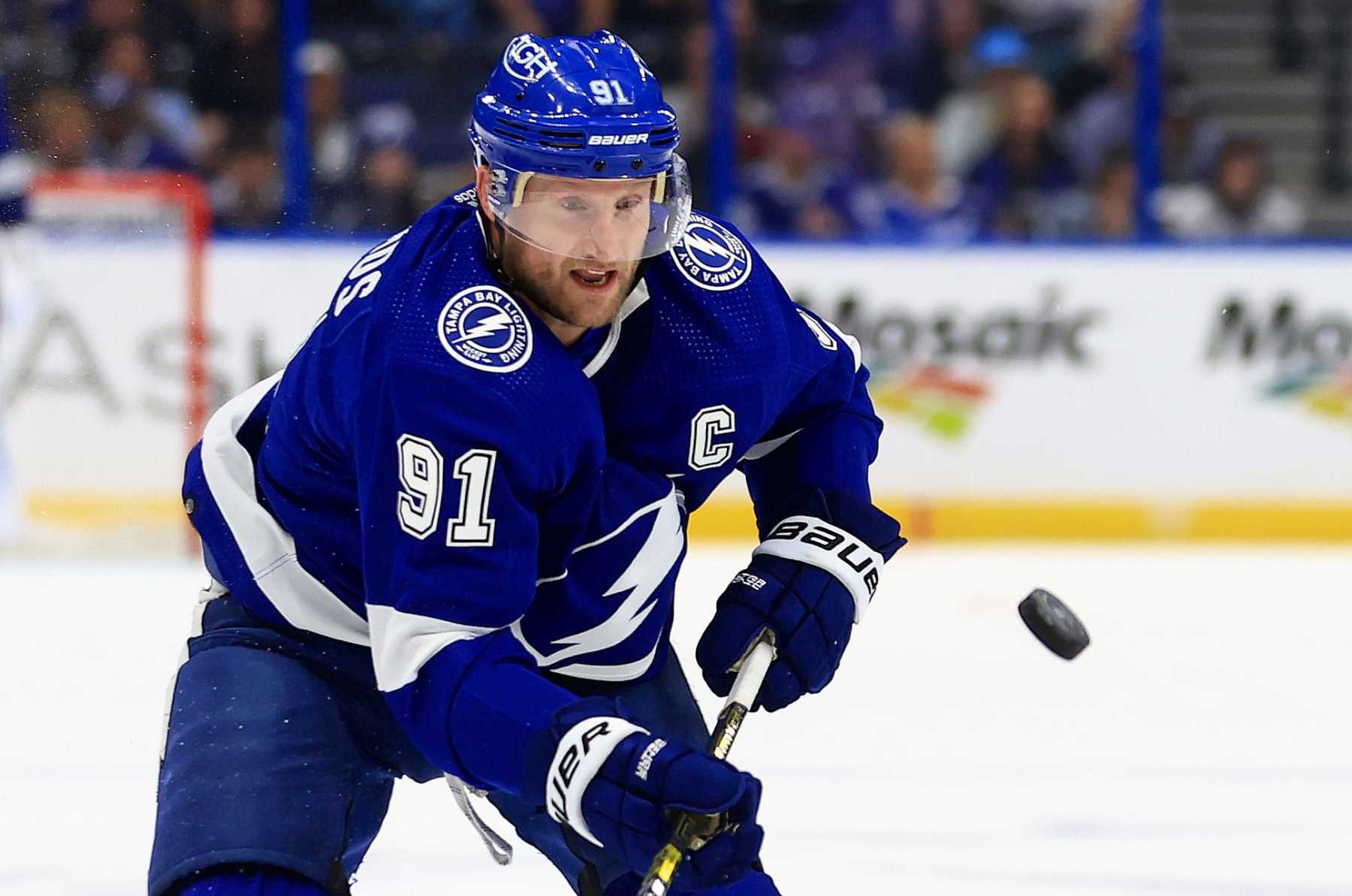 TAMPA, FLORIDA - JANUARY 09: Steven Stamkos #91 of the Tampa Bay Lightninglooks to pass in the second period during a game against the Los Angeles Kings at Amalie Arena on January 09, 2024 in Tampa, Florida. (Photo by Mike Ehrmann/Getty Images)