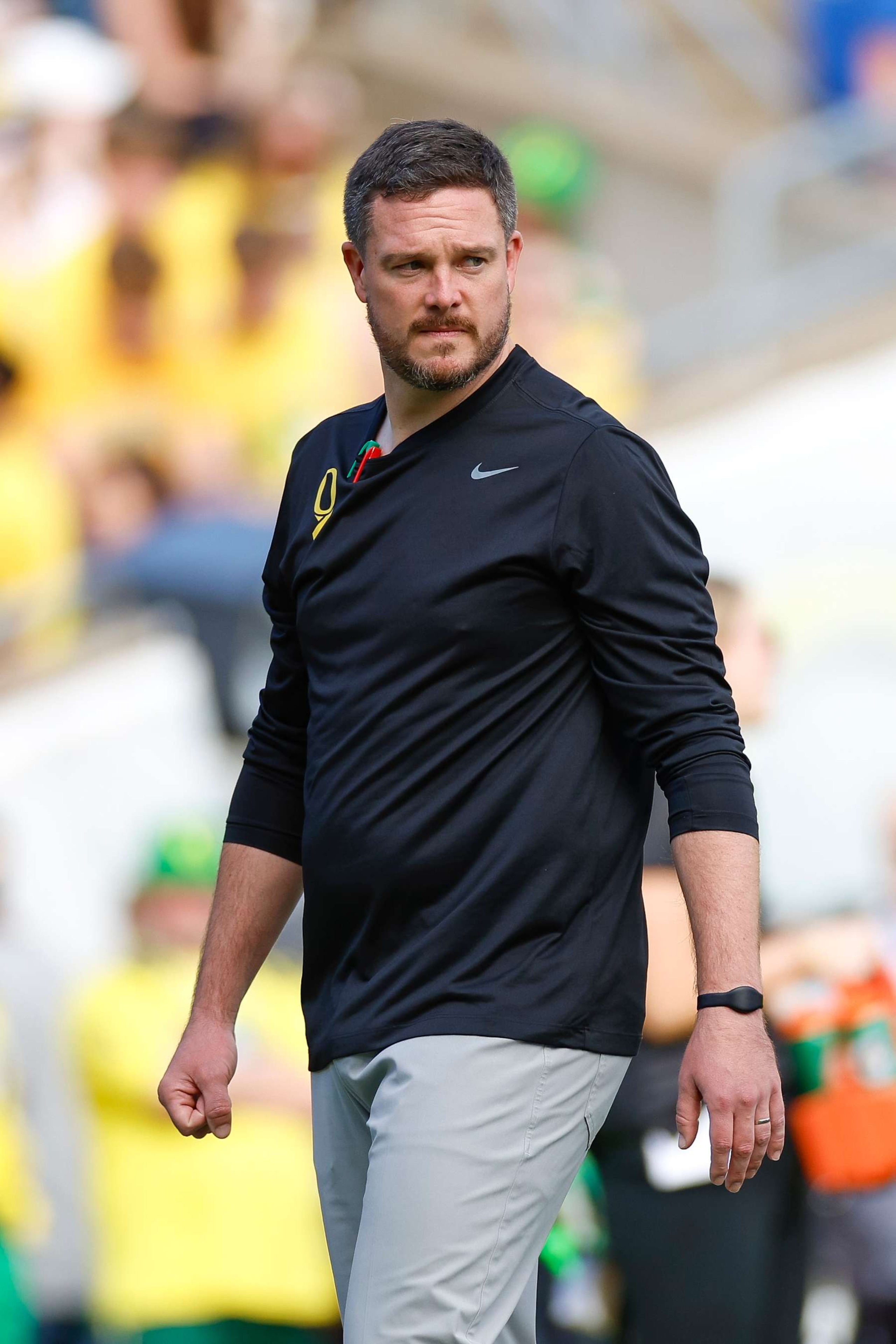 EUGENE, OREGON - OCTOBER 26: Head coach Dan Lanning of the Oregon Ducks on the field for warm ups prior to a game against the Illinois Fighting Illini at Autzen Stadium on October 26, 2024 in Eugene, Oregon. (Photo by Brandon Sloter/Image Of Sport/Getty Images) EUGENE, OREGON - OCTOBER 26: Head coach Dan Lanning of the Oregon Ducks on the field for warm ups prior to a game against the Illinois Fighting Illini at Autzen Stadium on October 26, 2024 in Eugene, Oregon. (Photo by Brandon Sloter/Image Of Sport/Getty Images)