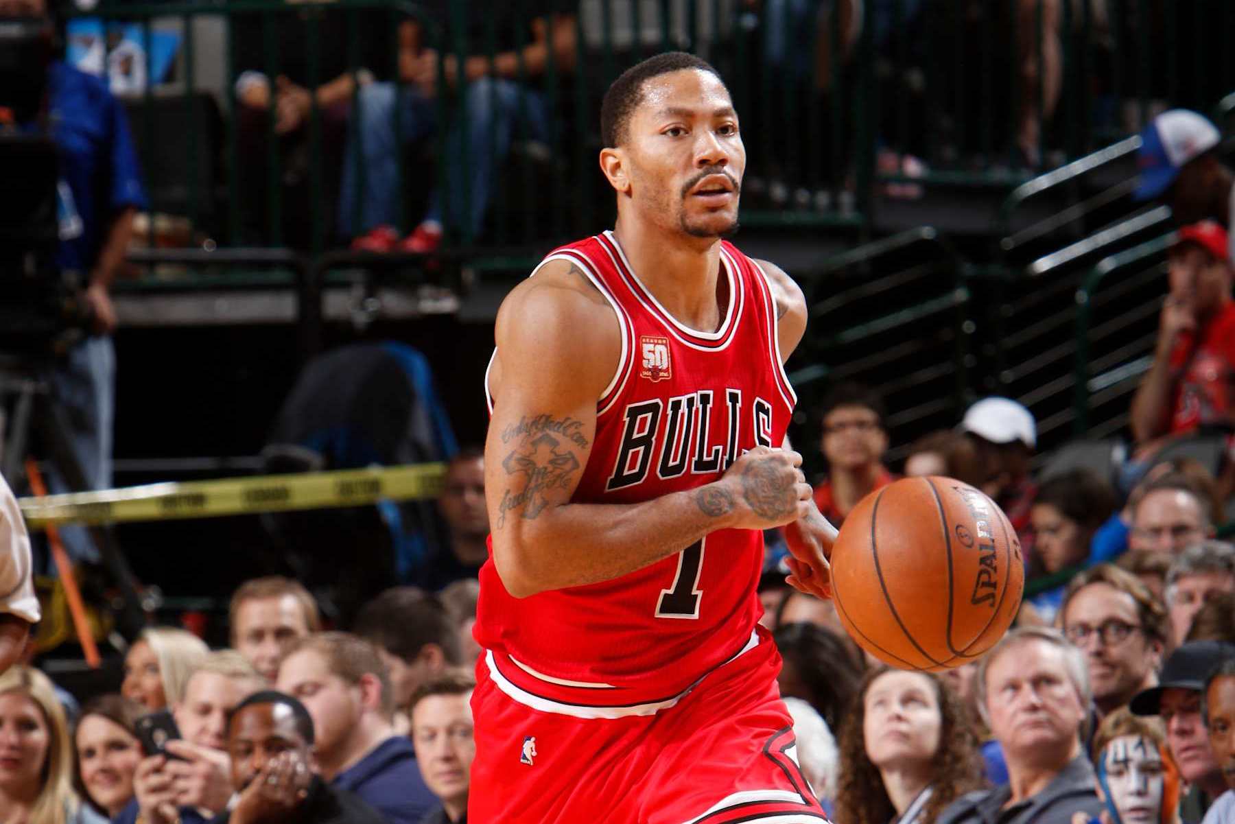DALLAS, TX - DECEMBER 26:  Derrick Rose #1 of the Chicago Bulls dribbles the ball against the Dallas Mavericks on December 26, 2015 at the American Airlines Center in Dallas, Texas. NOTE TO USER: User expressly acknowledges and agrees that, by downloading and or using this photograph, User is consenting to the terms and conditions of the Getty Images License Agreement. Mandatory Copyright Notice: Copyright 2015 NBAE (Photo by Glenn James/NBAE via Getty Images)