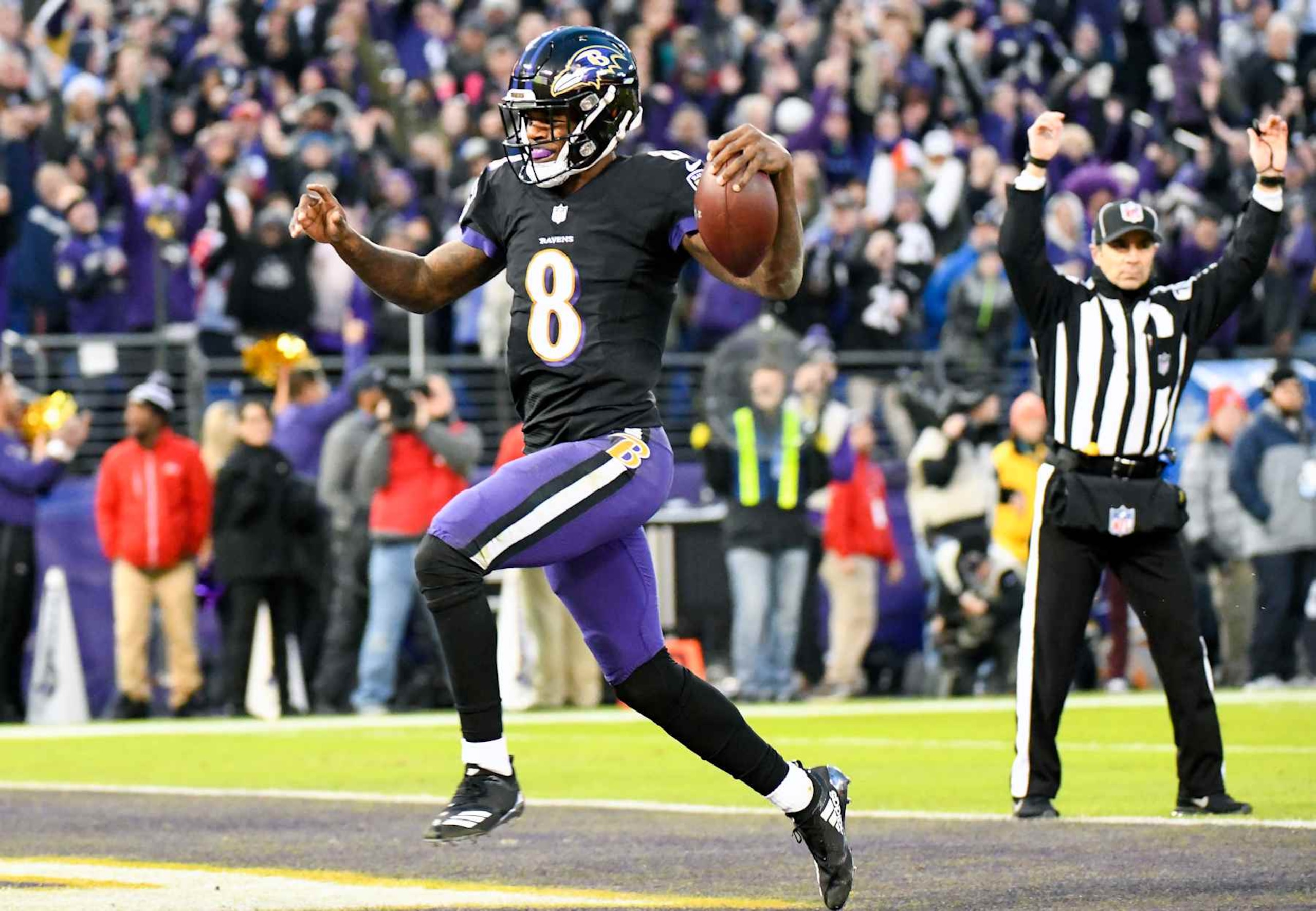 BALTIMORE, MD - DECEMBER 30:  Baltimore Ravens quarterback Lamar Jackson (8) runs for a touchdown in the first quarter against the Cleveland Browns on December 30, 2018, at M&T Bank Stadium in Baltimore, MD.  (Photo by Mark Goldman/Icon Sportswire via Getty Images)