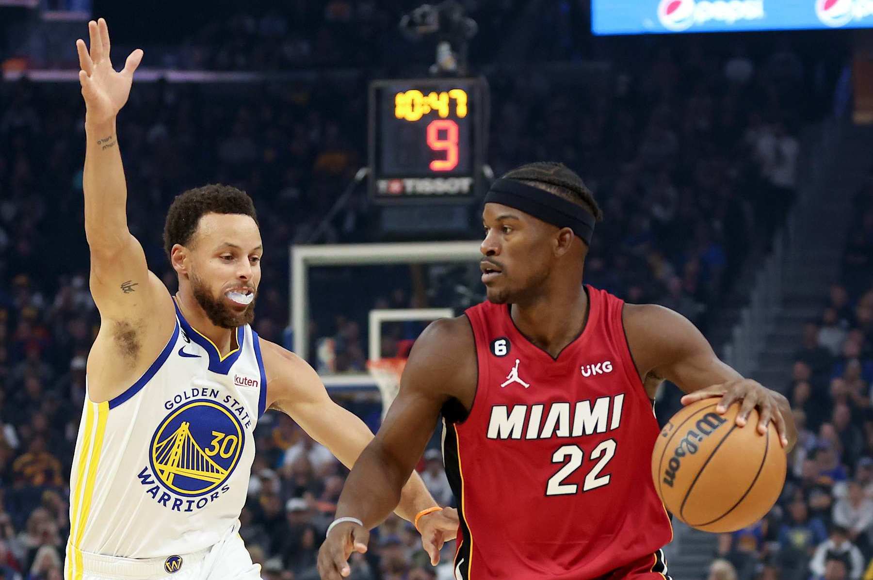 SAN FRANCISCO, CALIFORNIA - OCTOBER 27: Jimmy Butler #22 of the Miami Heat is guarded by Stephen Curry #30 of the Golden State Warriors at Chase Center on October 27, 2022 in San Francisco, California. NOTE TO USER: User expressly acknowledges and agrees that, by downloading and or using this photograph, User is consenting to the terms and conditions of the Getty Images License Agreement.  (Photo by Ezra Shaw/Getty Images)