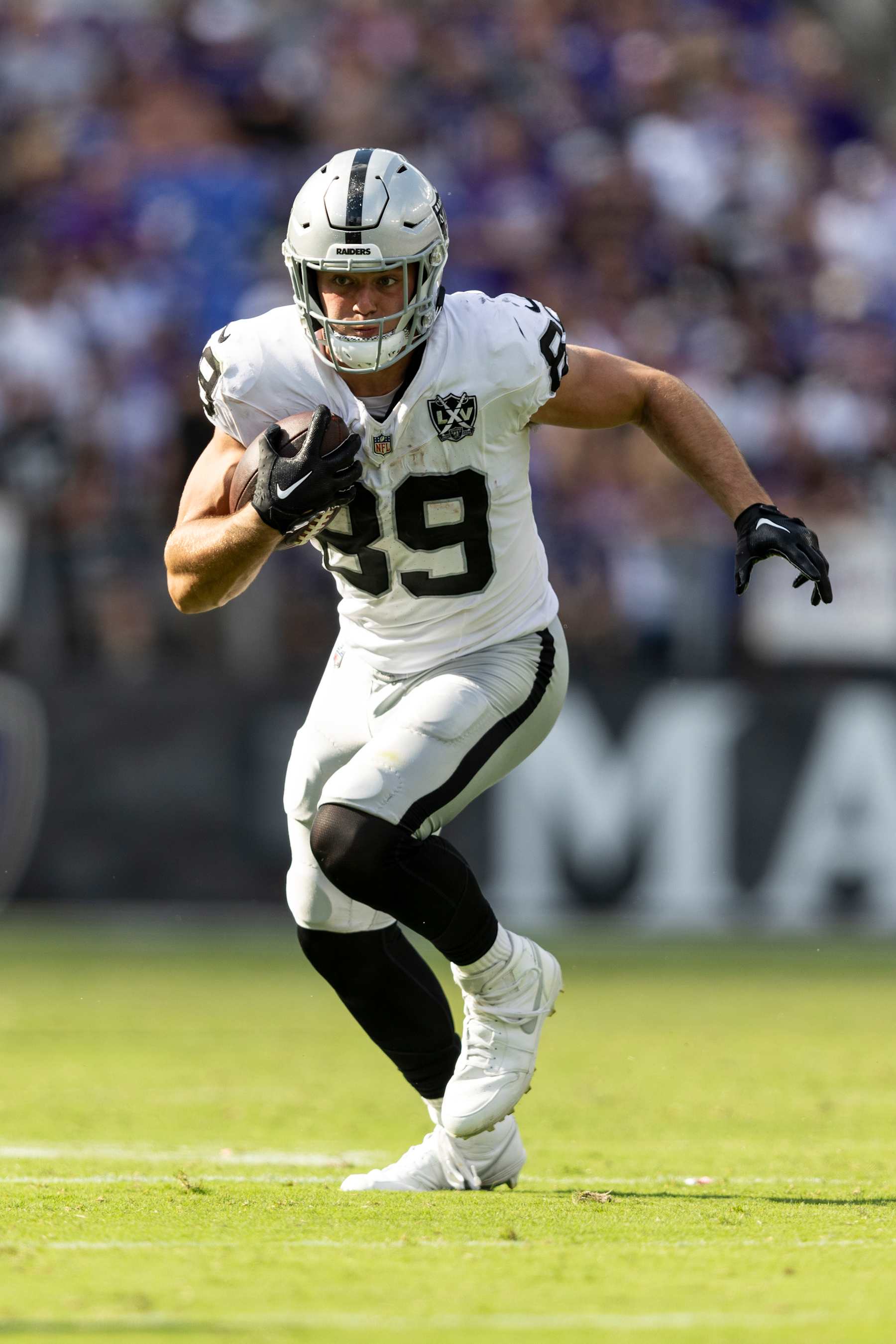BALTIMORE, MARYLAND - SEPTEMBER 15: Brock Bowers #89 of the Las Vegas Raiders completes a pass and runs with the ball during an NFL football game between the Baltimore Ravens and the Las Vegas Raiders at M&T Bank Stadium on September 15, 2024 in Baltimore, Maryland. (Photo by Michael Owens/Getty Images)