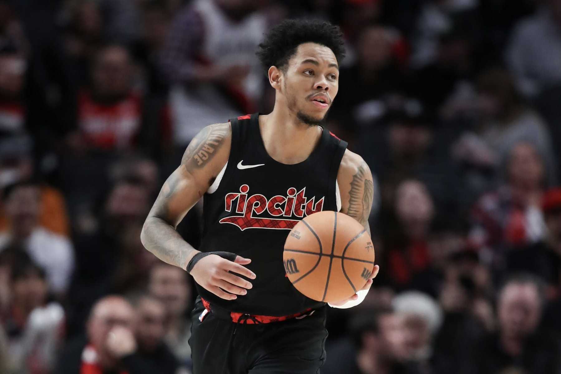 PORTLAND, OREGON - MARCH 20: Anfernee Simons #1 of the Portland Trail Blazers brings the ball up court against the Los Angeles Clippers during the third quarter at Moda Center on March 20, 2024 in Portland, Oregon. NOTE TO USER: User expressly acknowledges and agrees that, by downloading and or using this photograph, User is consenting to the terms and conditions of the Getty Images License Agreement. (Photo by Amanda Loman/Getty Images)