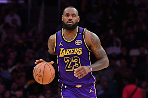 Lakers' LeBron James Breaks Michael Jordan Record, Wows NBA Fans in Win vs. Hawks 