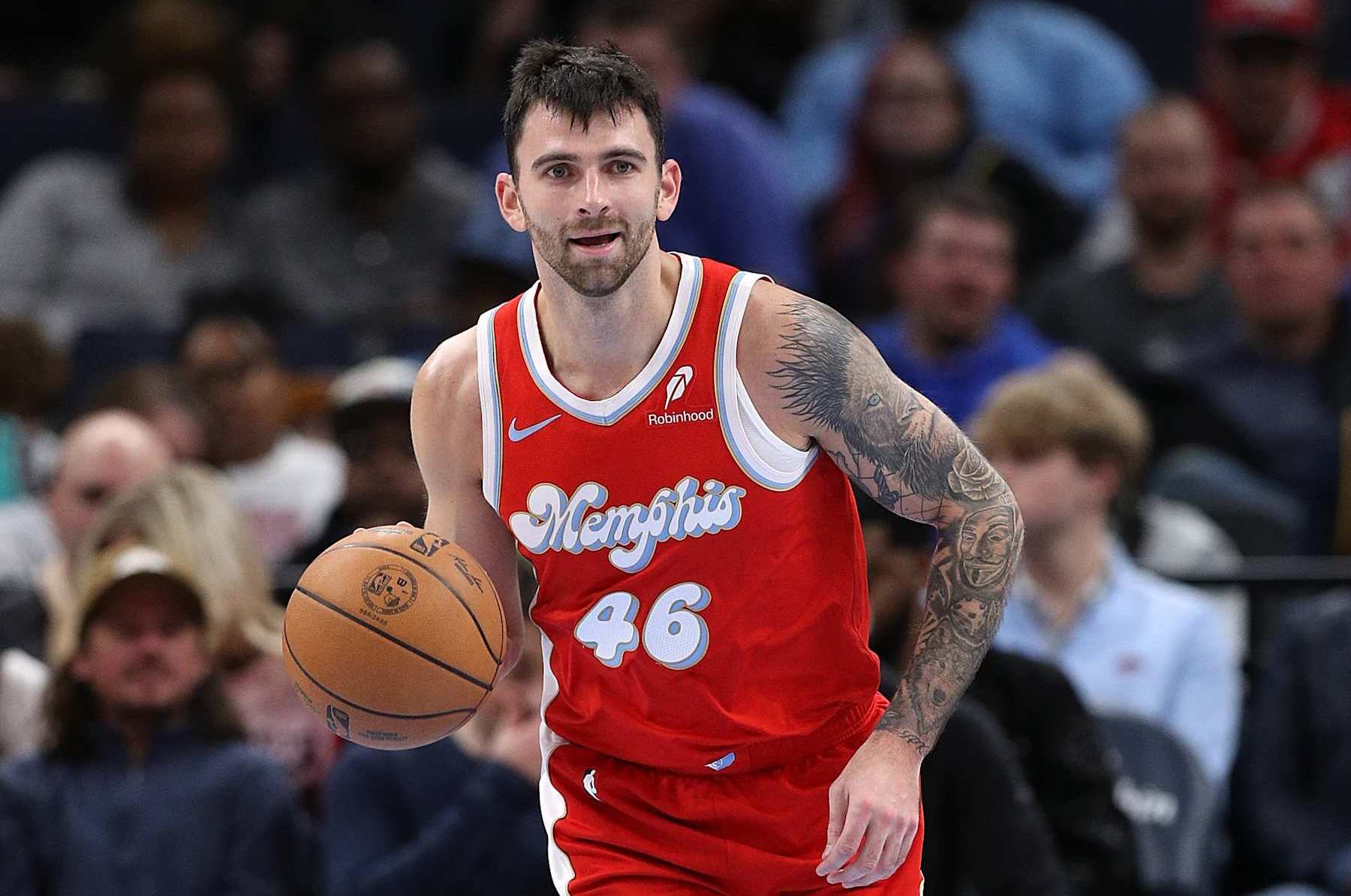MEMPHIS, TENNESSEE - DECEMBER 19: John Konchar #46 of the Memphis Grizzlies brings the ball up court during the game against the Golden State Warriors at FedExForum on December 19, 2024 in Memphis, Tennessee. NOTE TO USER: User expressly acknowledges and agrees that, by downloading and or using this photograph, User is consenting to the terms and conditions of the Getty Images License Agreement. (Photo by Justin Ford/Getty Images)