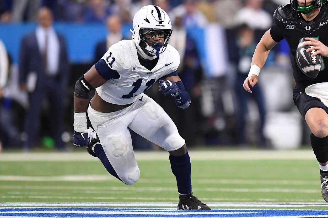 INDIANAPOLIS, IN - DECEMBER 07: Oregon Ducks Quarterback Dillon Gabriel (8) scrambles as Penn State Nittany Lions Defensive End Abdul Carter (11) defends during the Big Ten Championship football game between the Penn State Nittany Lions and the Oregon Ducks on December 7, 2024, at Lucas Oil Stadium in Indianapolis, Indiana. (Photo by Michael Allio/Icon Sportswire via Getty Images)
