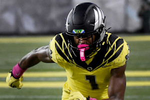 Video: Oregon's Traeshon Holden Ejected vs. Ohio State for Spitting on Opponent