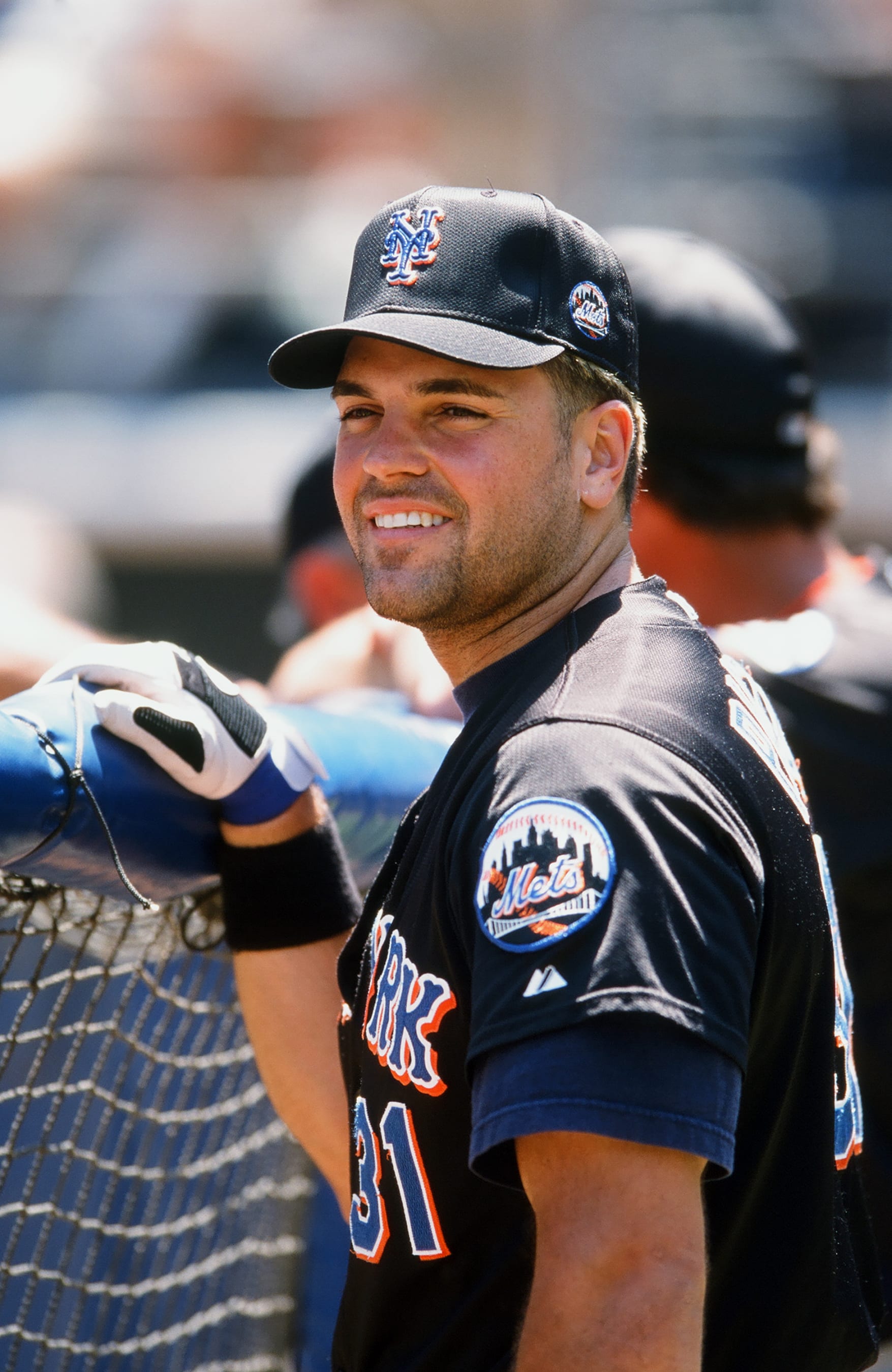 16 Aug. 2001: New York Mets catcher Mike Piazza (31) on the field by the batting cage during batting practice before a game against the San Diego Padres played on August 16, 2001 at Qualcomm Stadium in San Diego, CA. (Photo By John Cordes/Icon Sportswire via Getty Images)