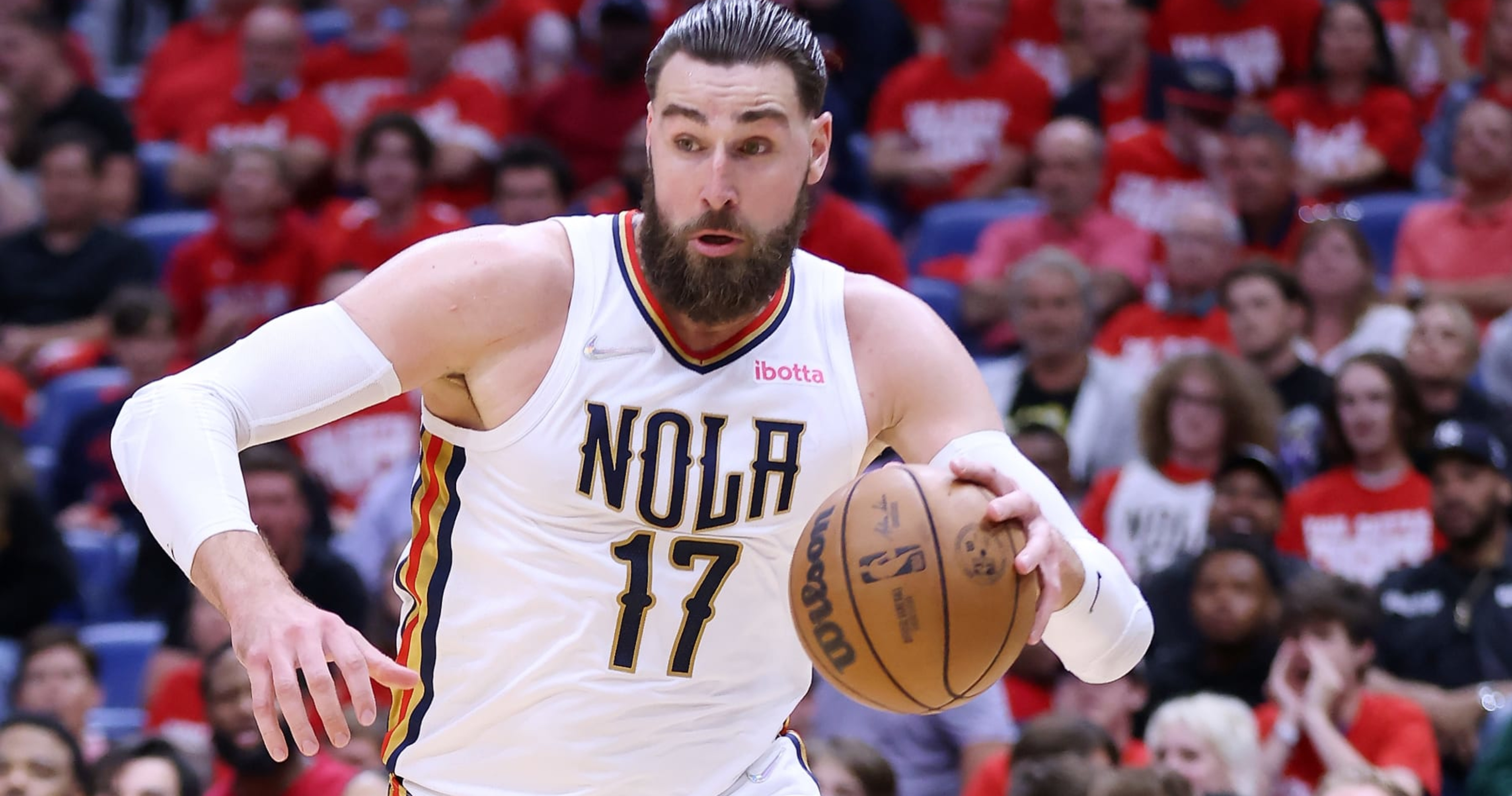 Lakers' LeBron James Mocked by Pelicans' Jonas Valanciunas During Game