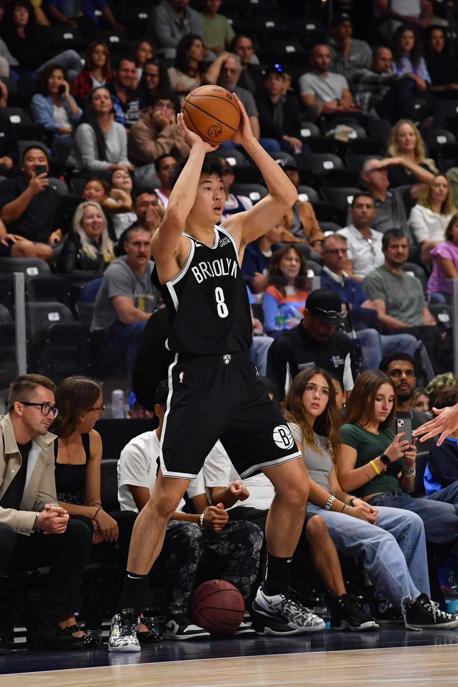 OCEANSIDE, CA - 8 DE OCTUBRE: Jacky Cui #8 de los Brooklyn Nets maneja el balón durante el partido contra los LA Clippers durante un partido de pretemporada de la NBA el 8 de octubre de 2024 en Frontwave Arena en Oceanside, California. NOTA PARA EL USUARIO: El usuario reconoce y acepta expresamente que, al descargar y/o usar esta fotografía, acepta los términos y condiciones del Acuerdo de licencia de Getty Images. Aviso obligatorio de derechos de autor: Copyright 2024 NBAE (Foto de Juan Ocampo/NBAE vía Getty Images)