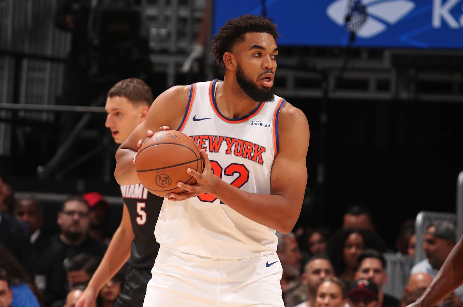 MIAMI, FL - OCTOBER 30: Karl-Anthony Towns #32 of the New York Knicks looks to pass the ball during the game against the Miami Heat on October 30, 2024 at Kaseya Center in Miami, Florida. NOTE TO USER: User expressly acknowledges and agrees that, by downloading and or using this Photograph, user is consenting to the terms and conditions of the Getty Images License Agreement. Mandatory Copyright Notice: Copyright 2024 NBAE (Photo by Issac Baldizon/NBAE via Getty Images)