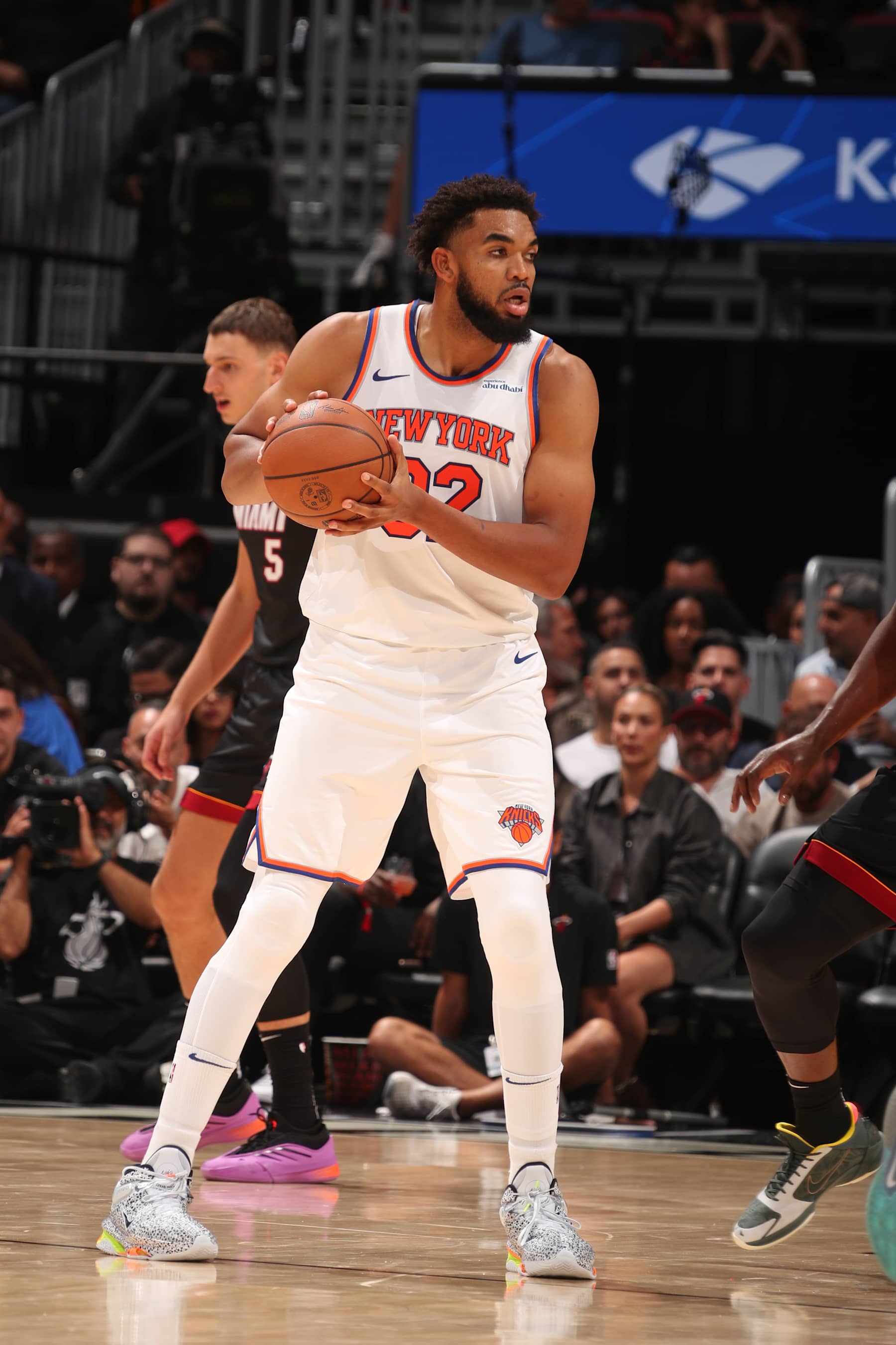 MIAMI, FL - OCTOBER 30: Karl-Anthony Towns #32 of the New York Knicks looks to pass the ball during the game against the Miami Heat on October 30, 2024 at Kaseya Center in Miami, Florida. NOTE TO USER: User expressly acknowledges and agrees that, by downloading and or using this Photograph, user is consenting to the terms and conditions of the Getty Images License Agreement. Mandatory Copyright Notice: Copyright 2024 NBAE (Photo by Issac Baldizon/NBAE via Getty Images)