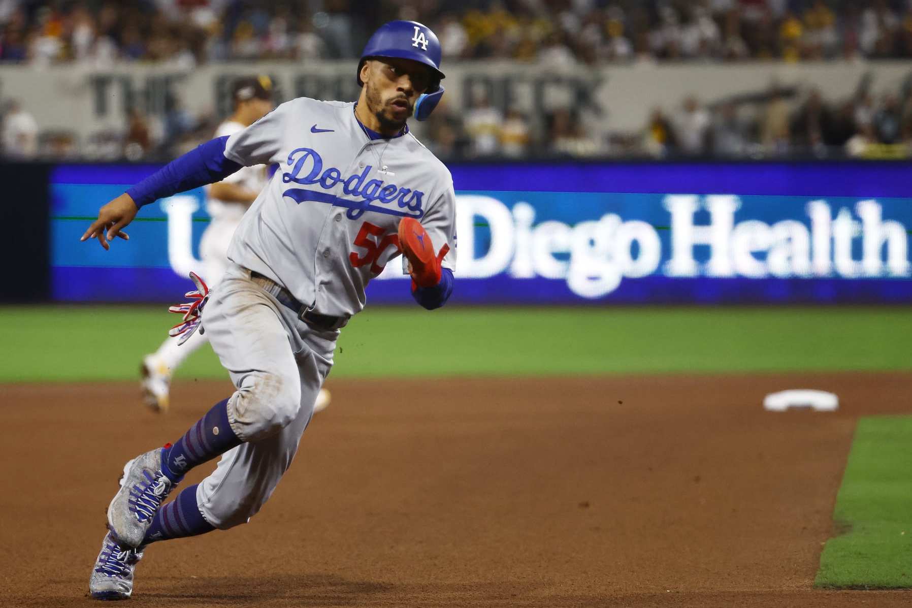 MLB Gold Glove finalists announced: Betts, Anderson selected for