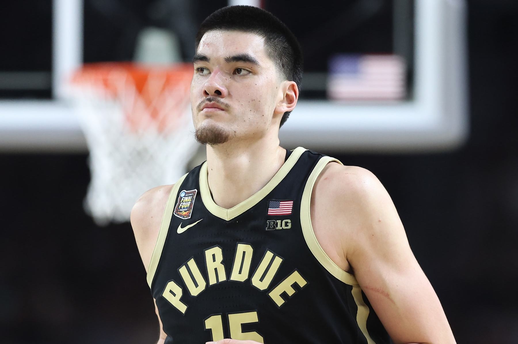 GLENDALE, ARIZONA - APRIL 08: Zach Edey #15 of the Purdue Boilermakers jogs across the court in the second half against the Connecticut Huskies during the NCAA Men's Basketball Tournament National Championship game at State Farm Stadium on April 08, 2024 in Glendale, Arizona. (Photo by Christian Petersen/Getty Images)