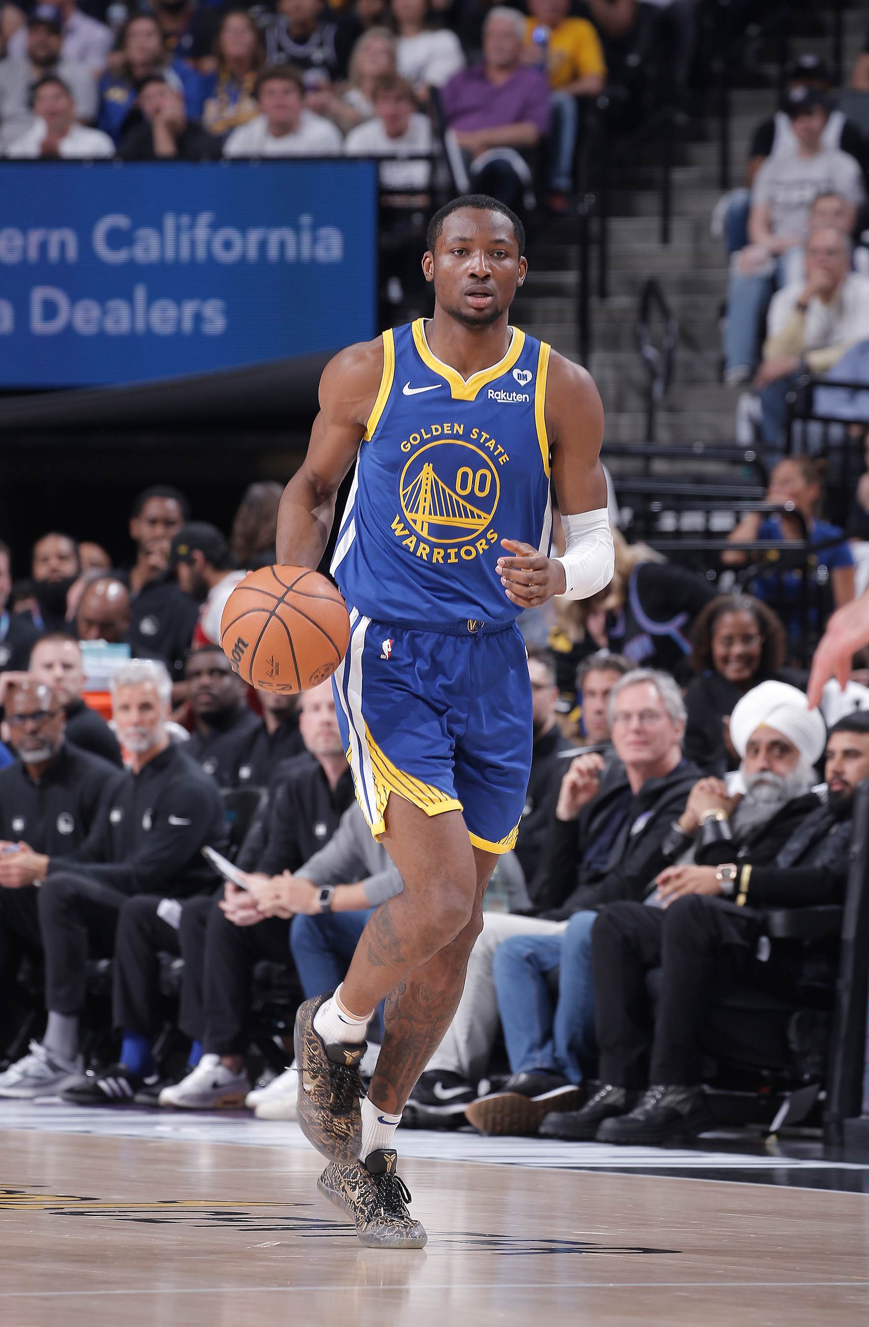 SACRAMENTO, CA - APRIL 16: Jonathan Kuminga #00 of the Golden State Warriors brings the ball up the court during the game against the Sacramento Kings during the 2024 Play-In Tournament on April 16, 2024 at Golden 1 Center in Sacramento, California. NOTE TO USER: User expressly acknowledges and agrees that, by downloading and or using this photograph, User is consenting to the terms and conditions of the Getty Images Agreement. Mandatory Copyright Notice: Copyright 2024 NBAE (Photo by Rocky Widner/NBAE via Getty Images)
