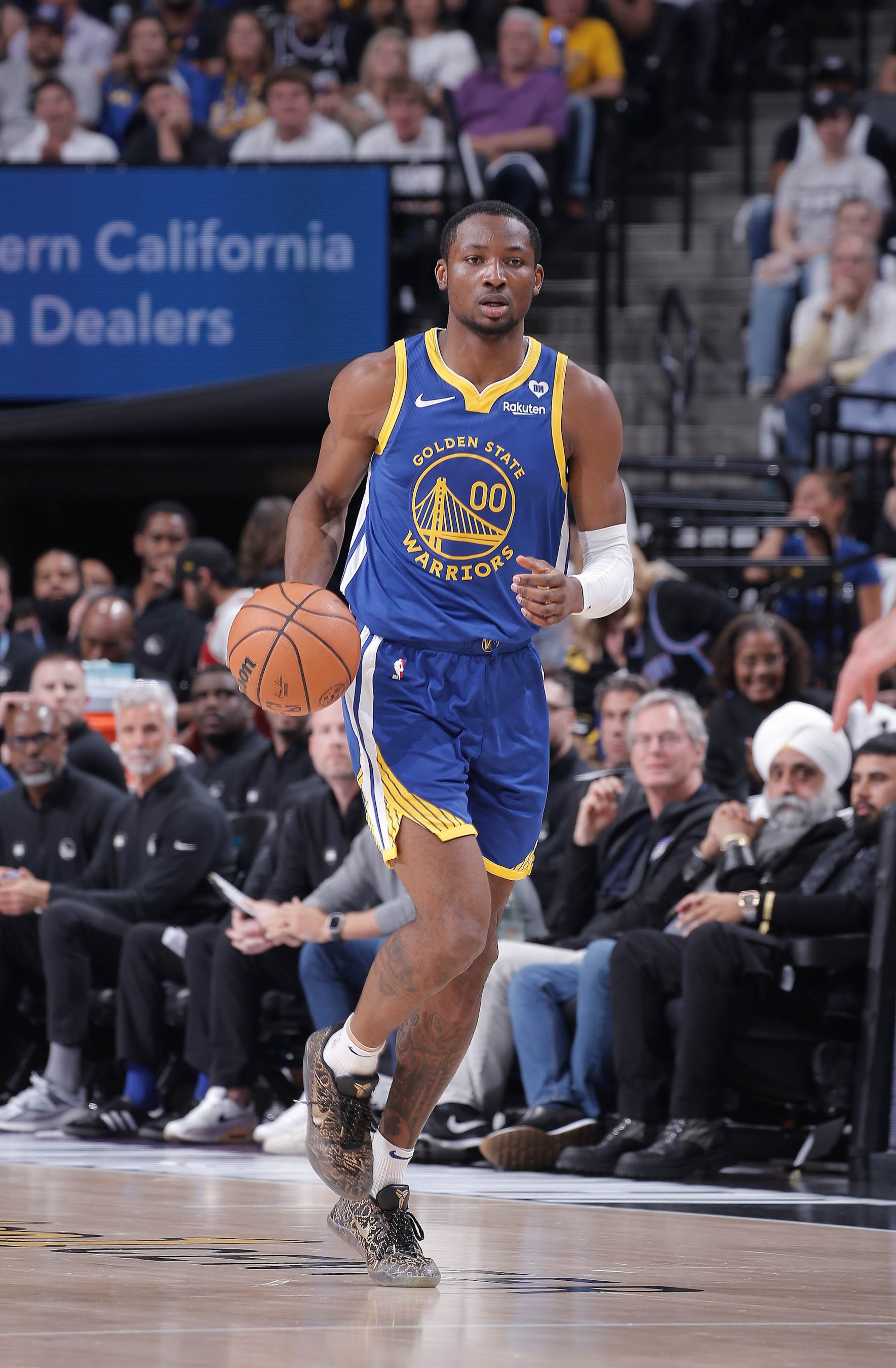 SACRAMENTO, CA - APRIL 16: Jonathan Kuminga #00 of the Golden State Warriors brings the ball up the court during the game against the Sacramento Kings during the 2024 Play-In Tournament on April 16, 2024 at Golden 1 Center in Sacramento, California. NOTE TO USER: User expressly acknowledges and agrees that, by downloading and or using this photograph, User is consenting to the terms and conditions of the Getty Images Agreement. Mandatory Copyright Notice: Copyright 2024 NBAE (Photo by Rocky Widner/NBAE via Getty Images)
