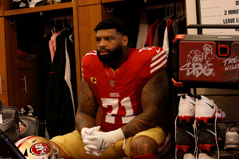 SANTA CLARA, CA - NGÀY 20 THÁNG 10: Trent Williams #71 của San Francisco 49ers trong phòng thay đồ trước trận đấu với Kansas City Chiefs tại Sân vận động Levi's vào ngày 20 tháng 10 năm 2024 tại Santa Clara, California. Chiefs đã đánh bại 49ers với tỷ số 28-18. (Ảnh của Michael Zagaris/San Francisco 49ers/Getty Images)